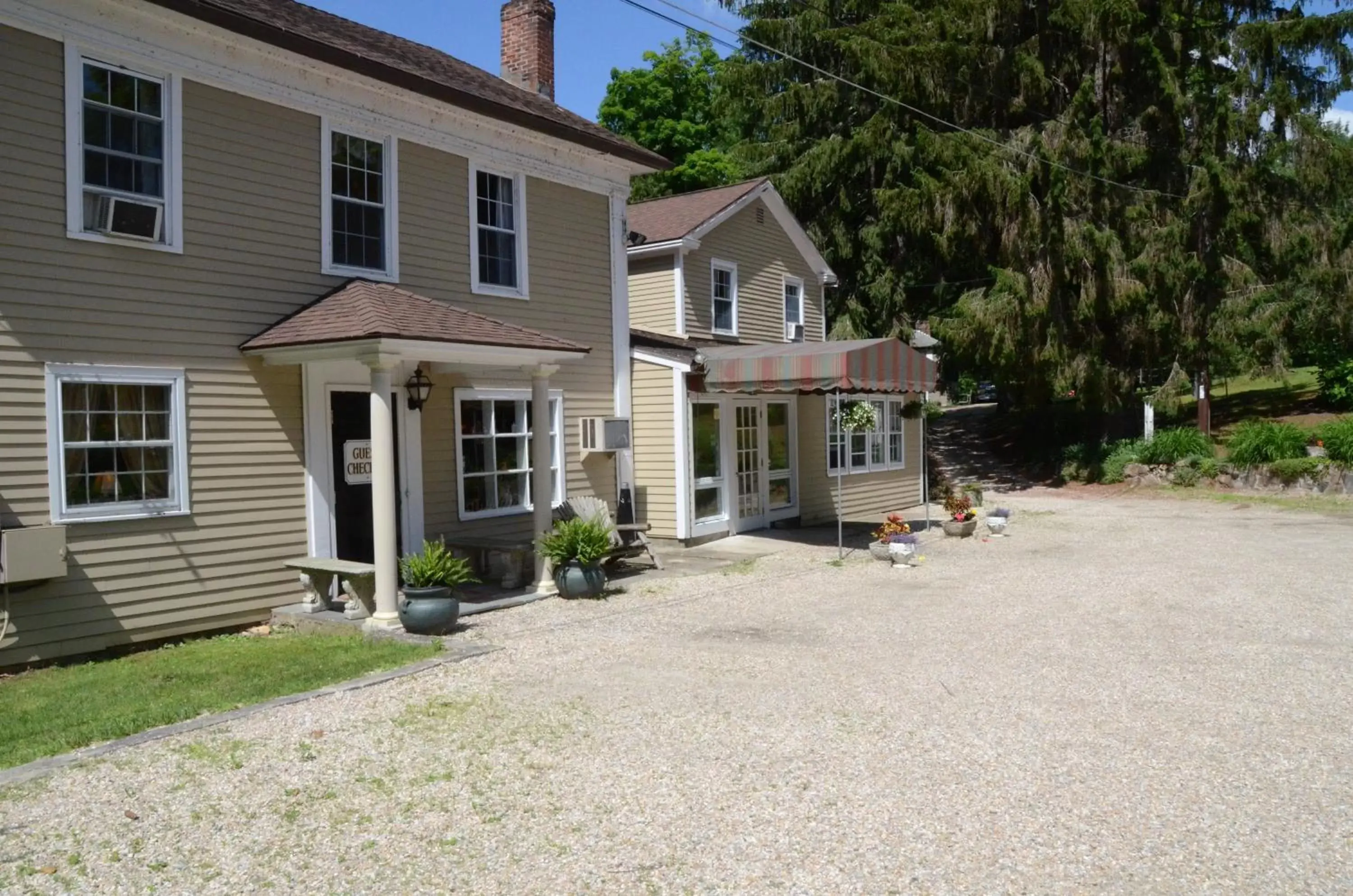 Queen Room in Cornwall Inn Queen Room in Cornwall Inn