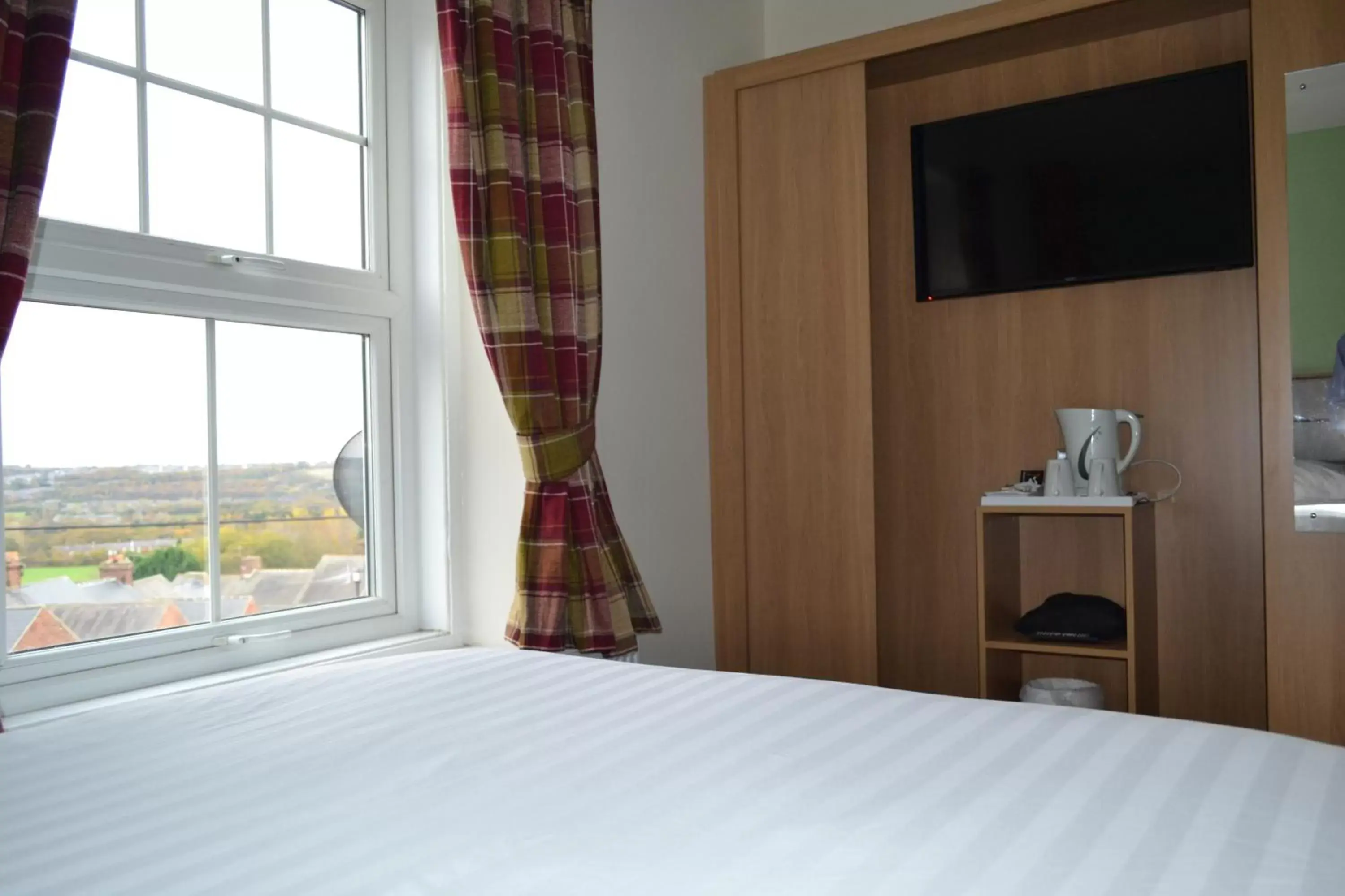 Double Room in Oak Tree Inn Double Room in Oak Tree Inn