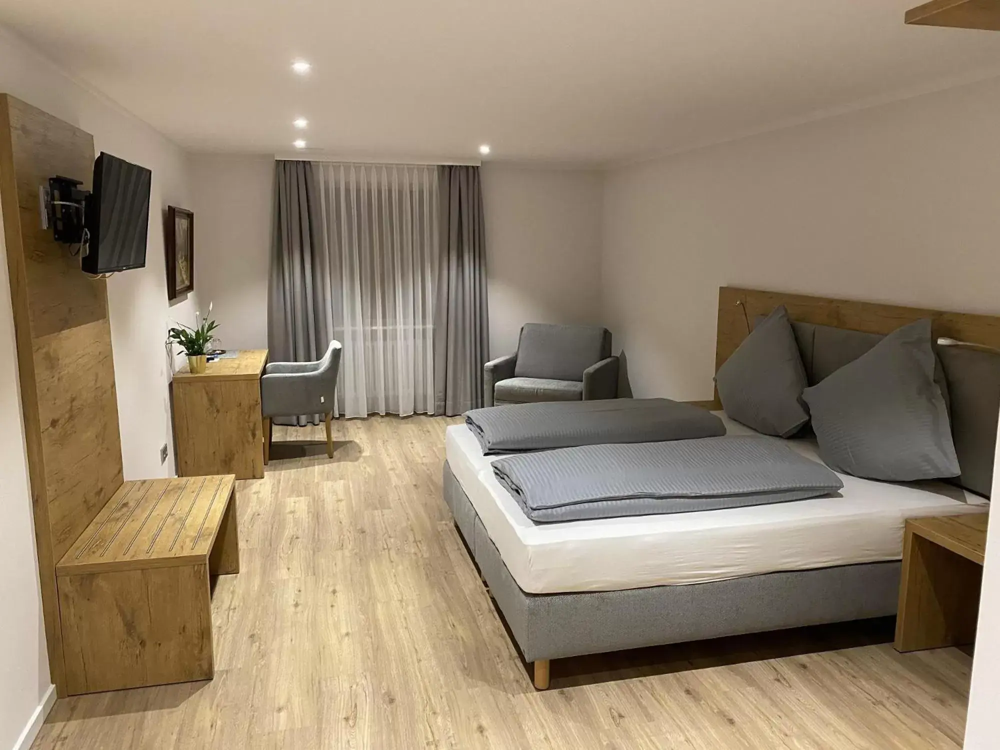 Budget Double Room in Hotel Gasthof zur Post Budget Double Room in Hotel Gasthof zur Post