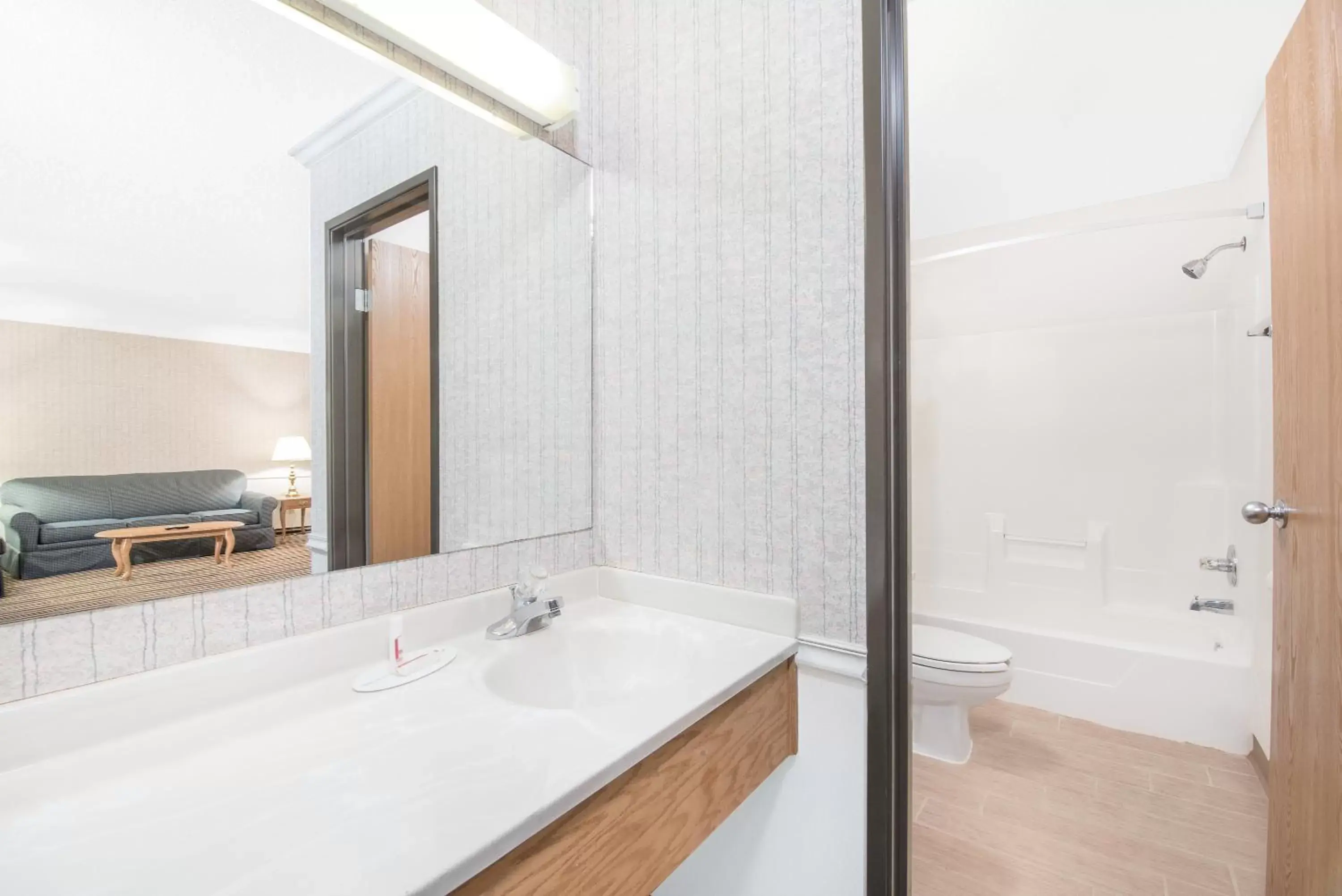 King Room - Non-Smoking in Super 8 by Wyndham Morris King Room - Non-Smoking in Super 8 by Wyndham Morris