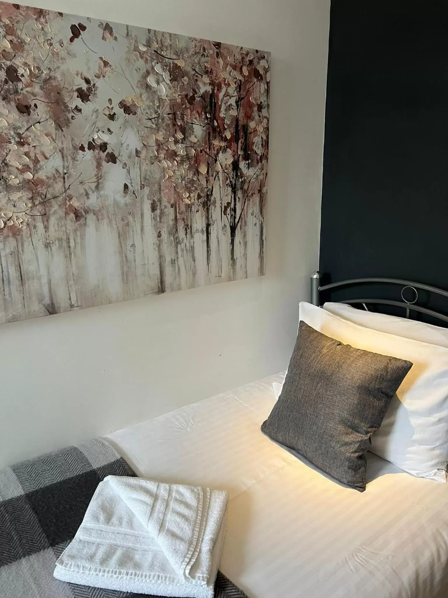 Single Room with Shared Bathroom - single occupancy in Rock House Bed and Breakfast Single Room with Shared Bathroom - single occupancy in Rock House Bed and Breakfast