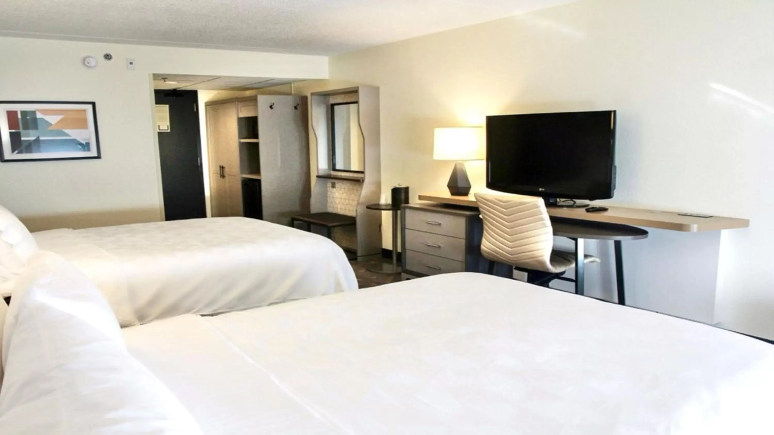 Standard Queen Room with Two Queen Beds in Holiday Inn Hotel & Suites Overland Park-Convention Center by IHG Standard Queen Room with Two Queen Beds in Holiday Inn Hotel & Suites Overland Park-Convention Center by IHG