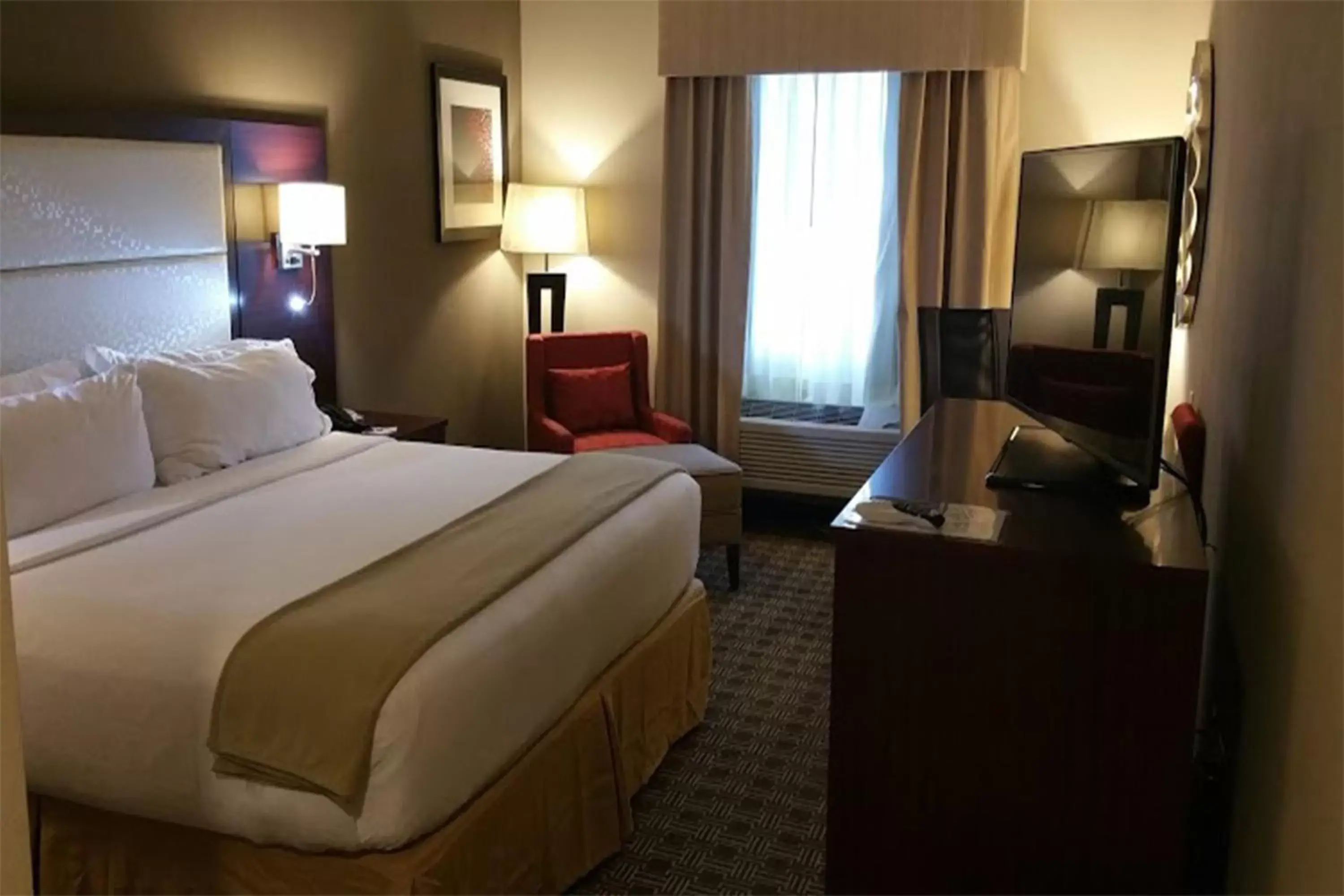 Standard King Room with Roll-in Shower - Mobility Accessible in Holiday Inn Express & Suites Lantana by IHG Standard King Room with Roll-in Shower - Mobility Accessible in Holiday Inn Express & Suites Lantana by IHG