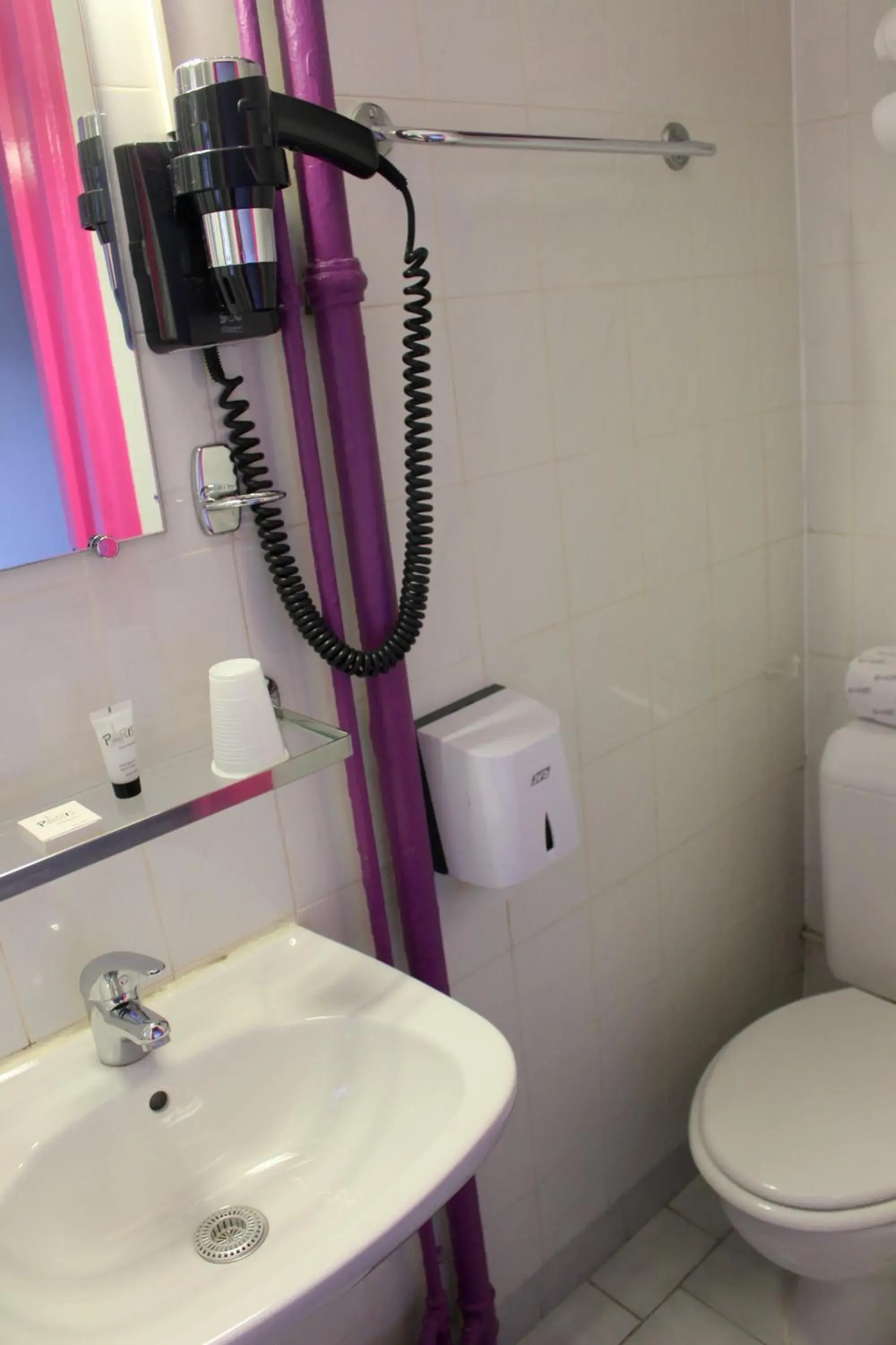 Budget Double Room in Arty Paris Porte de Versailles by River Budget Double Room in Arty Paris Porte de Versailles by River