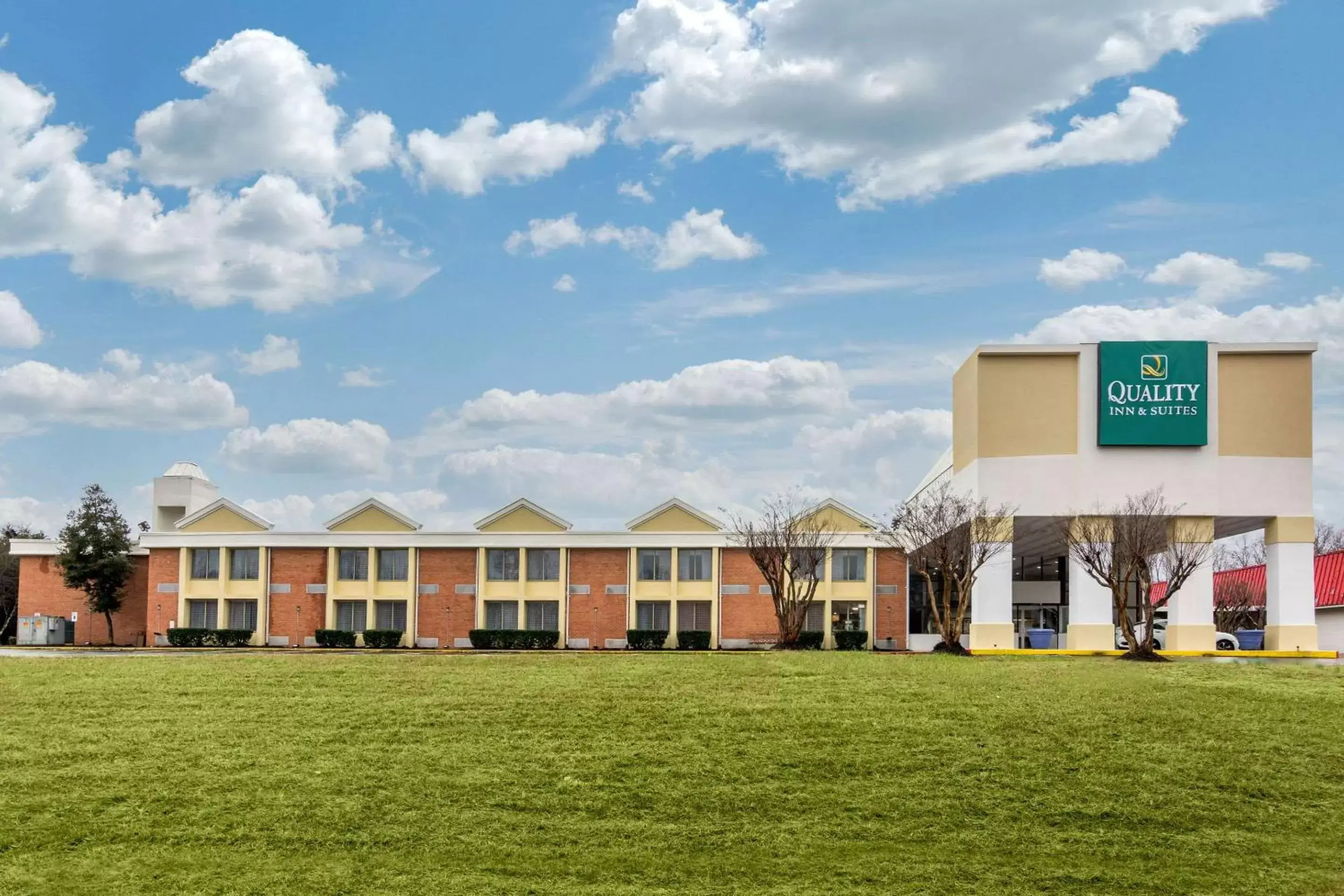 Property Building in Quality Inn & Suites Property Building in Quality Inn & Suites