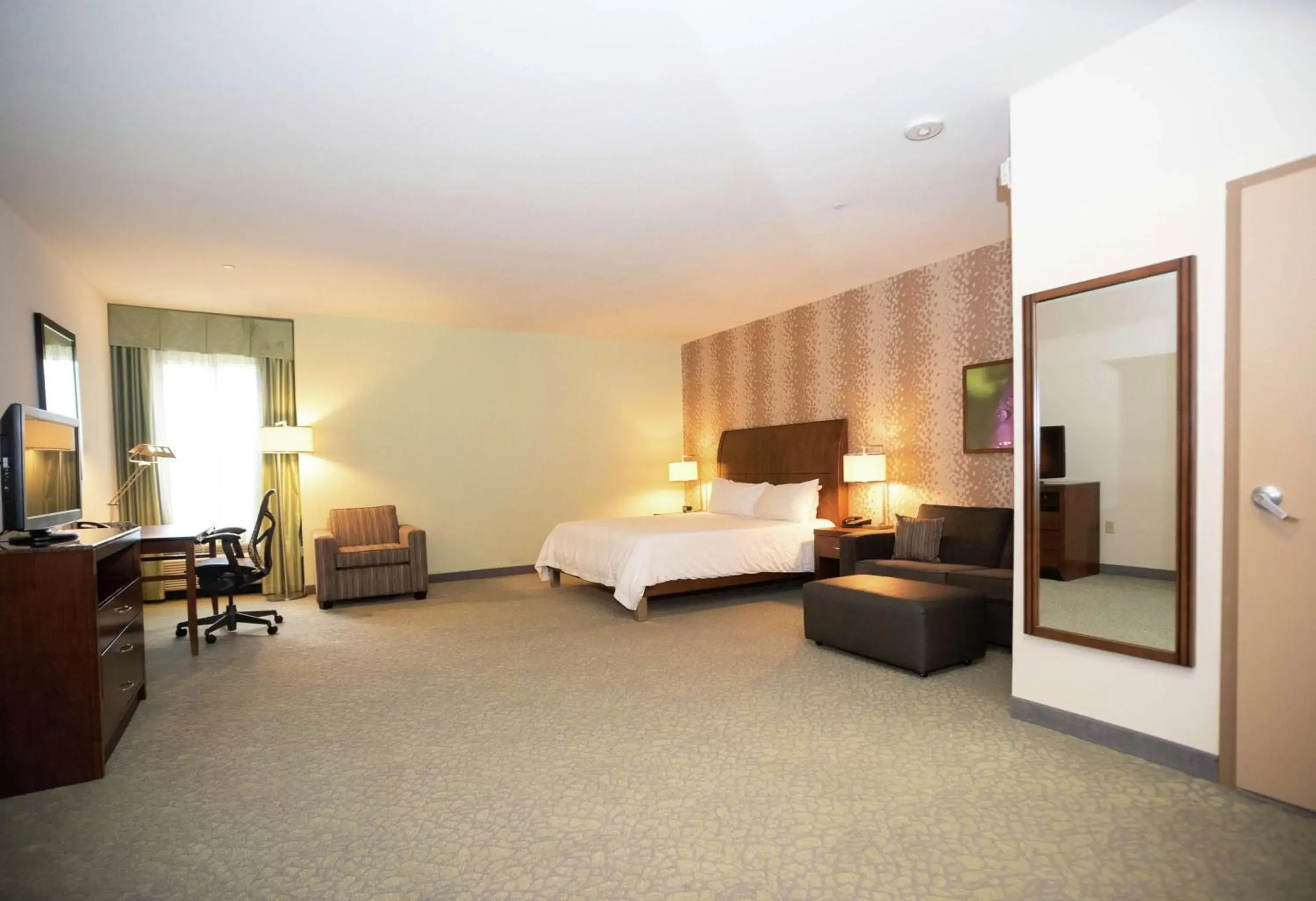 One-Bedroom King Suite with Bathtub - Mobility Access in Hilton Garden Inn Covington/Mandeville One-Bedroom King Suite with Bathtub - Mobility Access in Hilton Garden Inn Covington/Mandeville