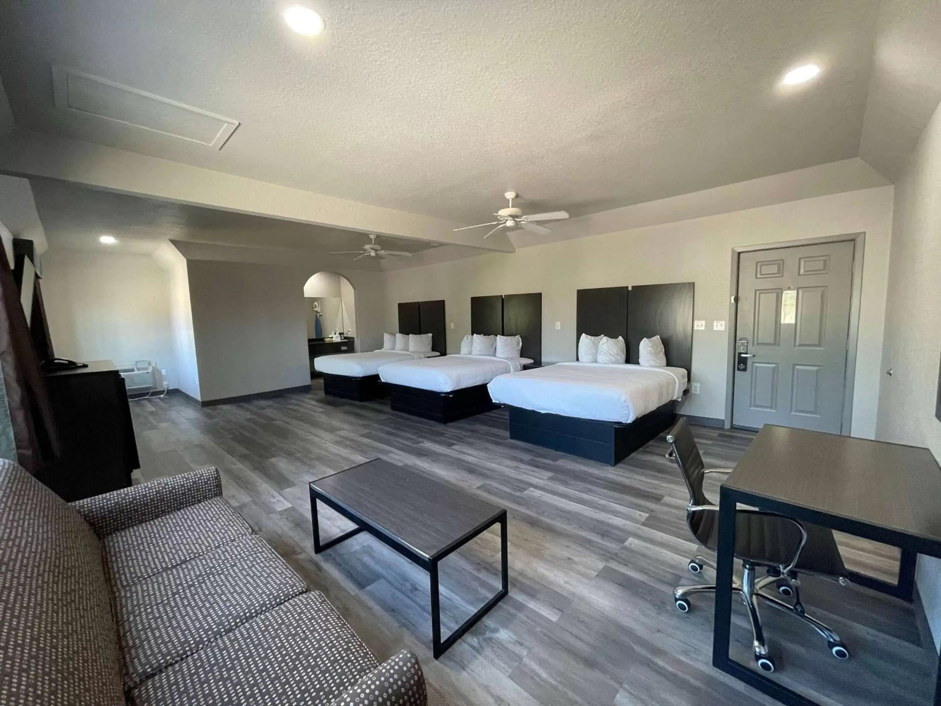 Executive Queen Suite - Non-Smoking in Days Inn by Wyndham Dickinson TX Executive Queen Suite - Non-Smoking in Days Inn by Wyndham Dickinson TX