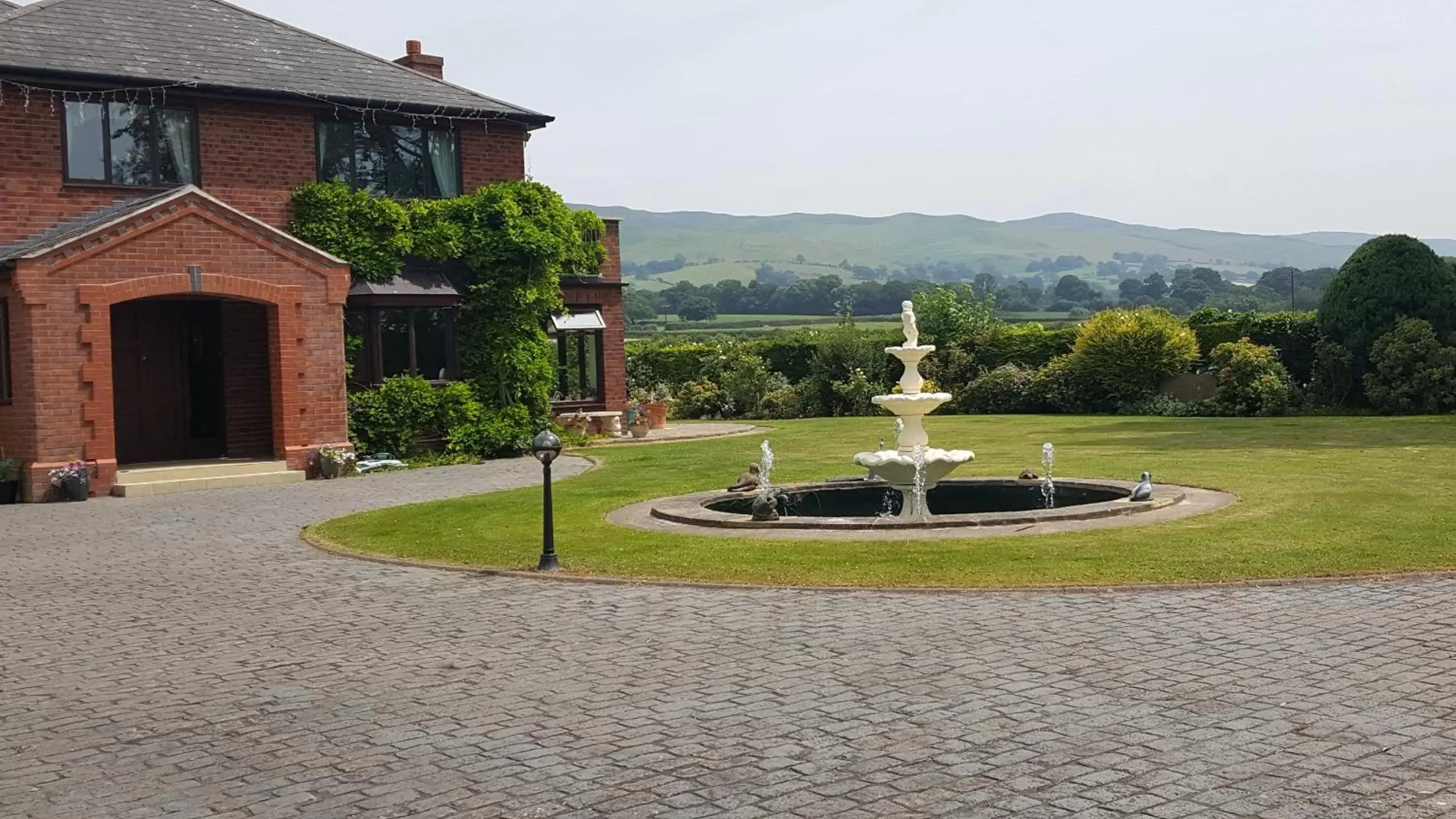 Facade/entrance in Tall Trees Facade/entrance in Tall Trees