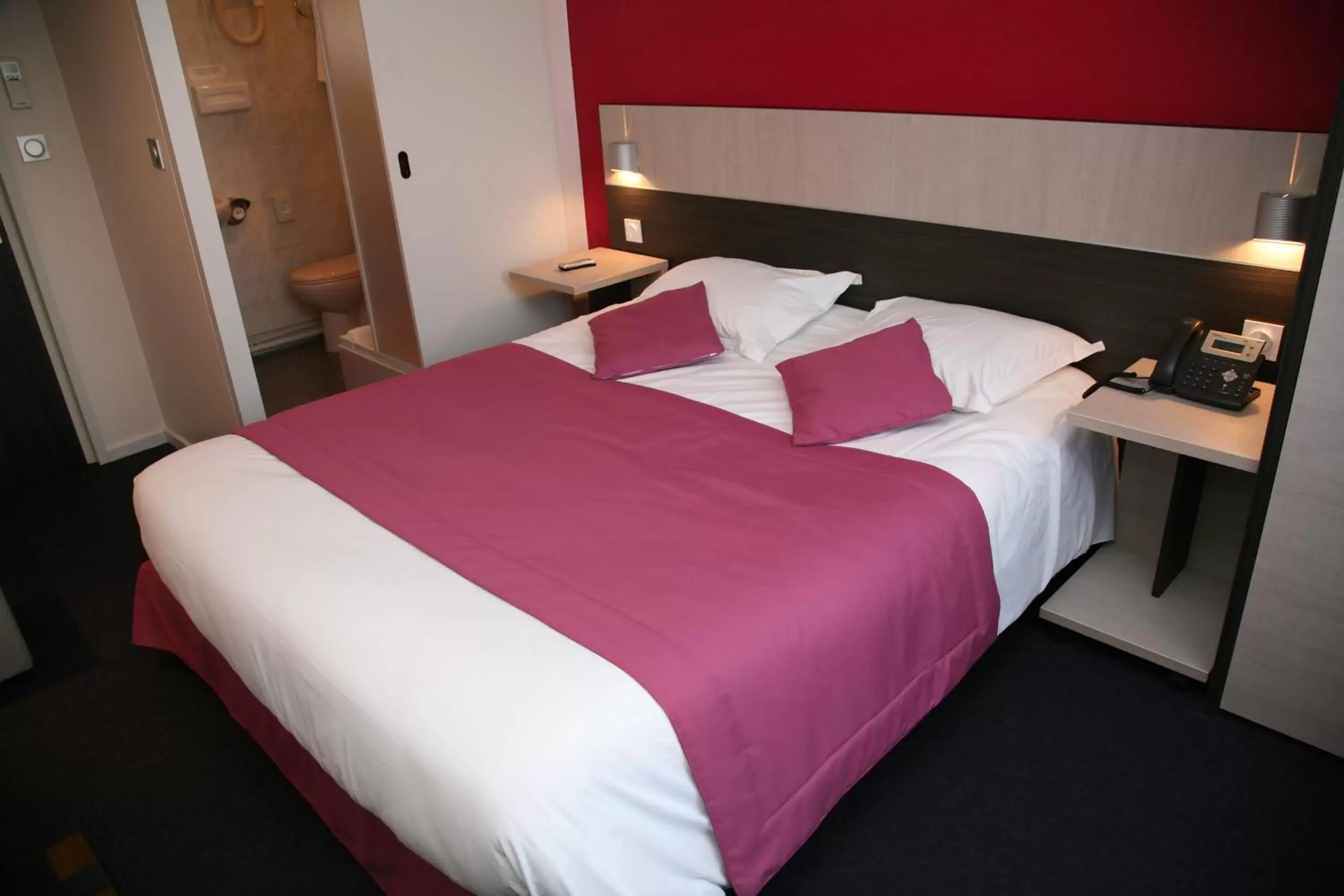 Double Room in Logis Hôtel- Restaurant La Renaissance Double Room in Logis Hôtel- Restaurant La Renaissance