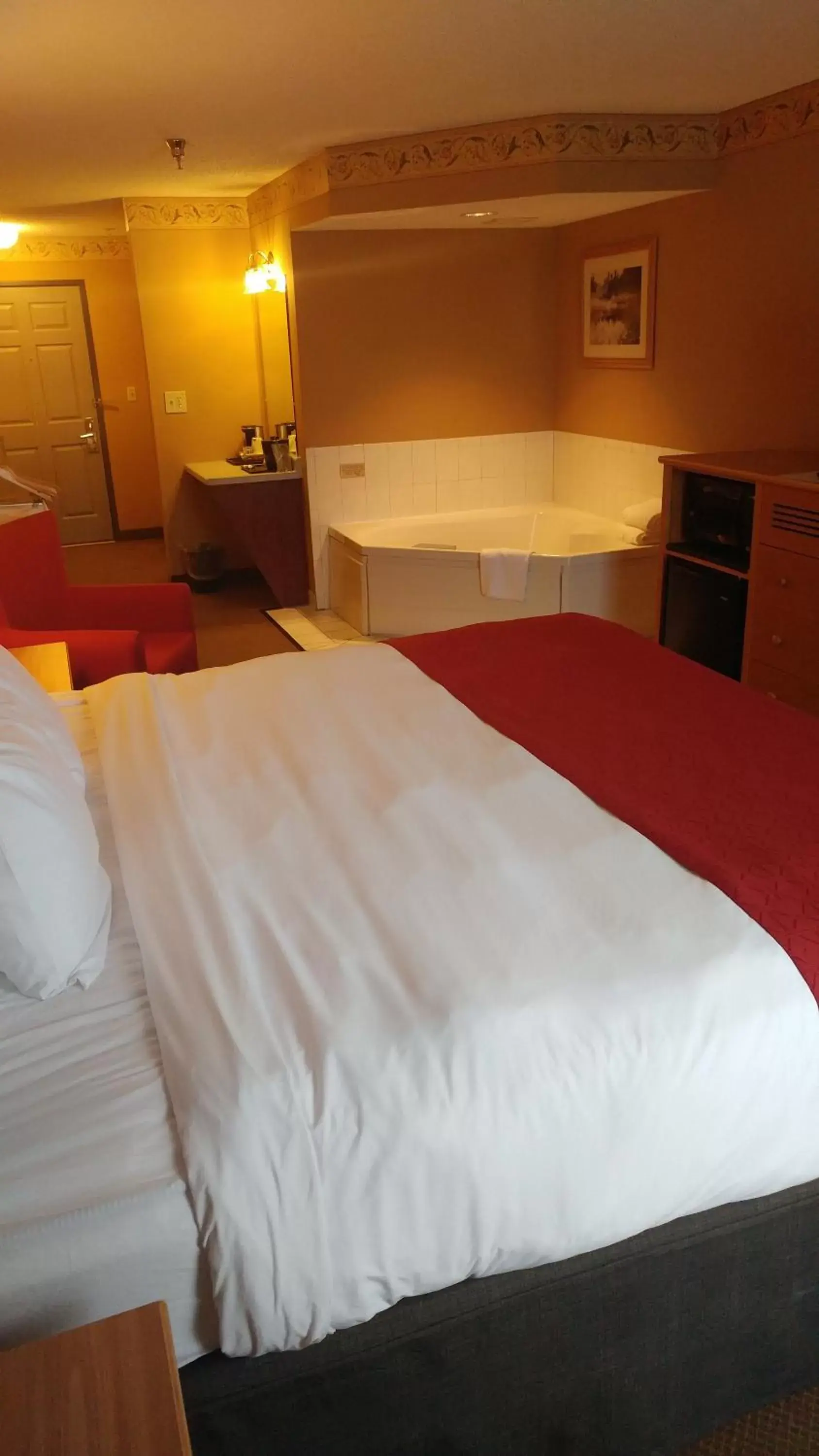 King Suite with Whirlpool - Disability Access/Non-Smoking in Country Inn & Suites by Radisson, Waterloo, IA King Suite with Whirlpool - Disability Access/Non-Smoking in Country Inn & Suites by Radisson, Waterloo, IA