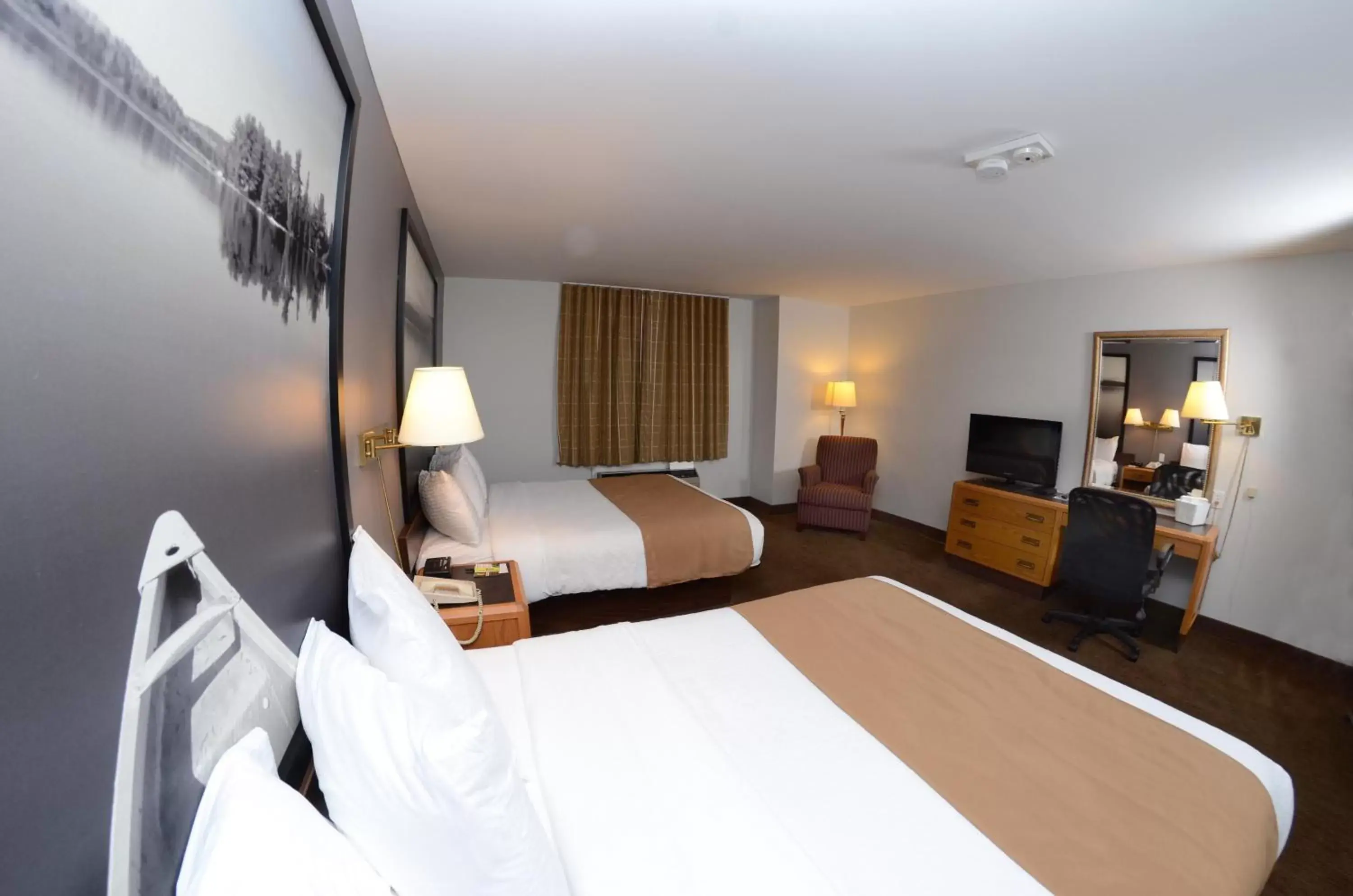 Queen Room with Two Queen Beds - Non-Smoking in Super 8 by Wyndham North Bay Queen Room with Two Queen Beds - Non-Smoking in Super 8 by Wyndham North Bay