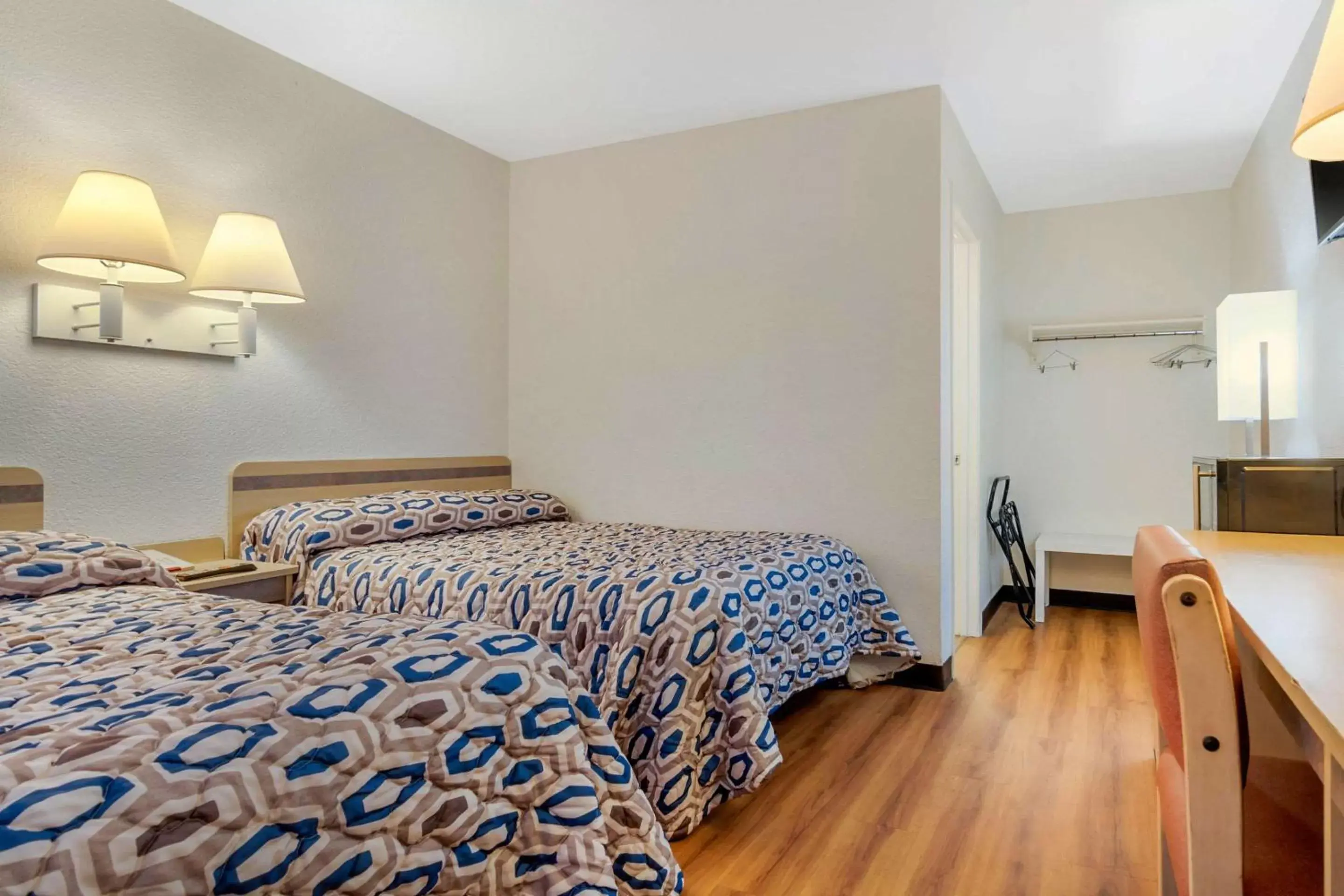 Double Room with Two Double Beds - Smoking in Rodeway Inn Double Room with Two Double Beds - Smoking in Rodeway Inn