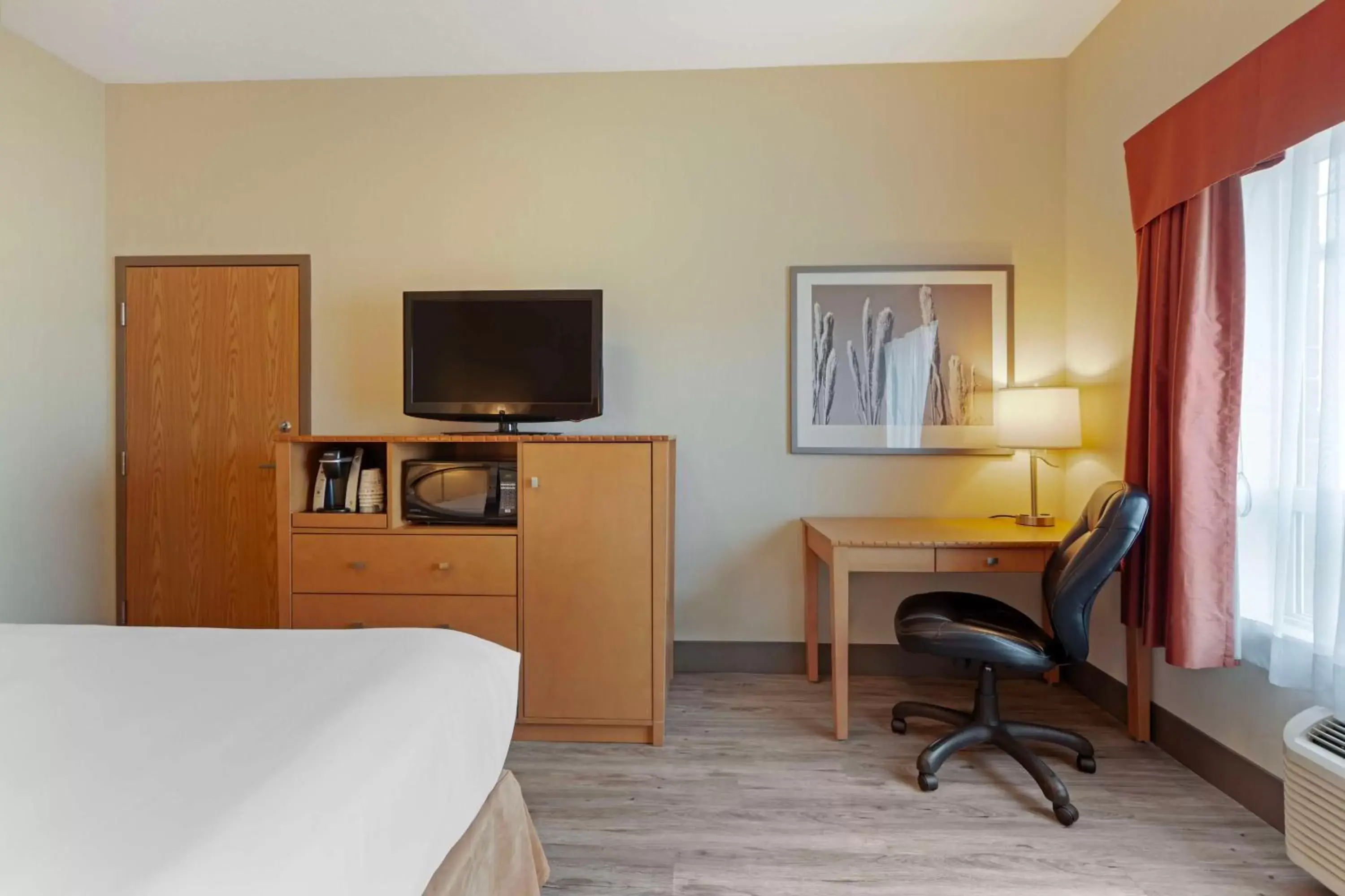 Queen Room with Roll in Shower - Disability Access/Non-Smoking in Best Western Grande Prairie Queen Room with Roll in Shower - Disability Access/Non-Smoking in Best Western Grande Prairie