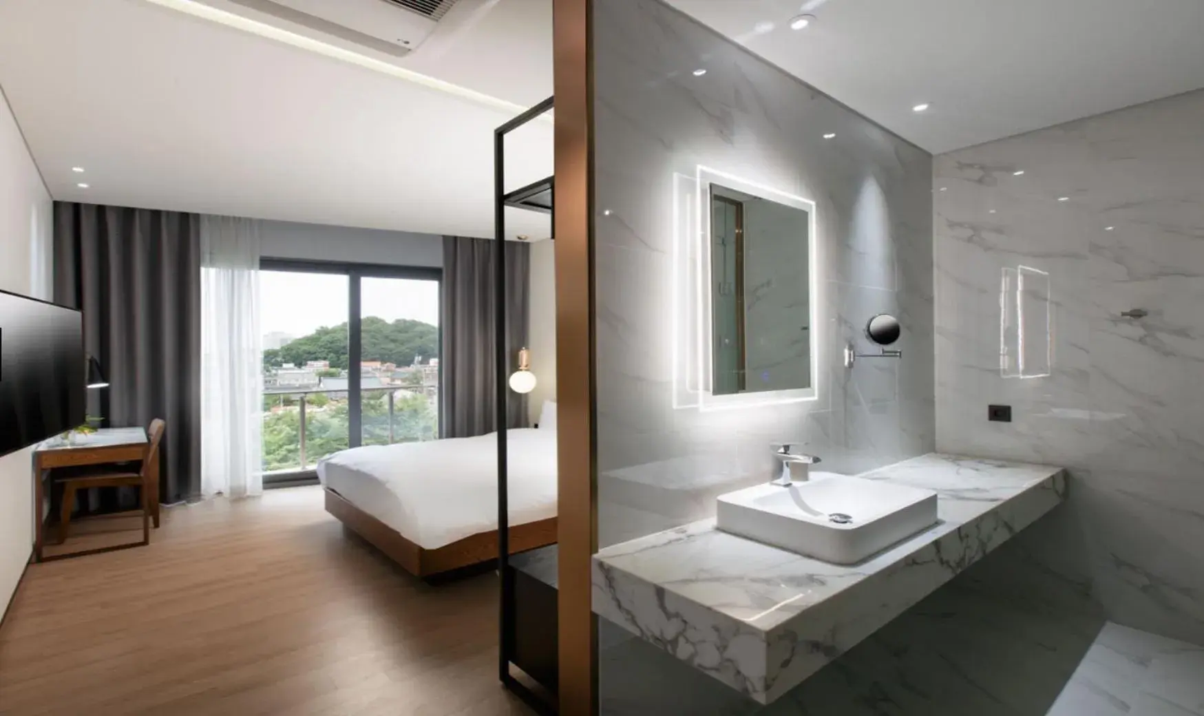 Superior Double Room with Terrace in N Bridge Hotel JEON JU Superior Double Room with Terrace in N Bridge Hotel JEON JU