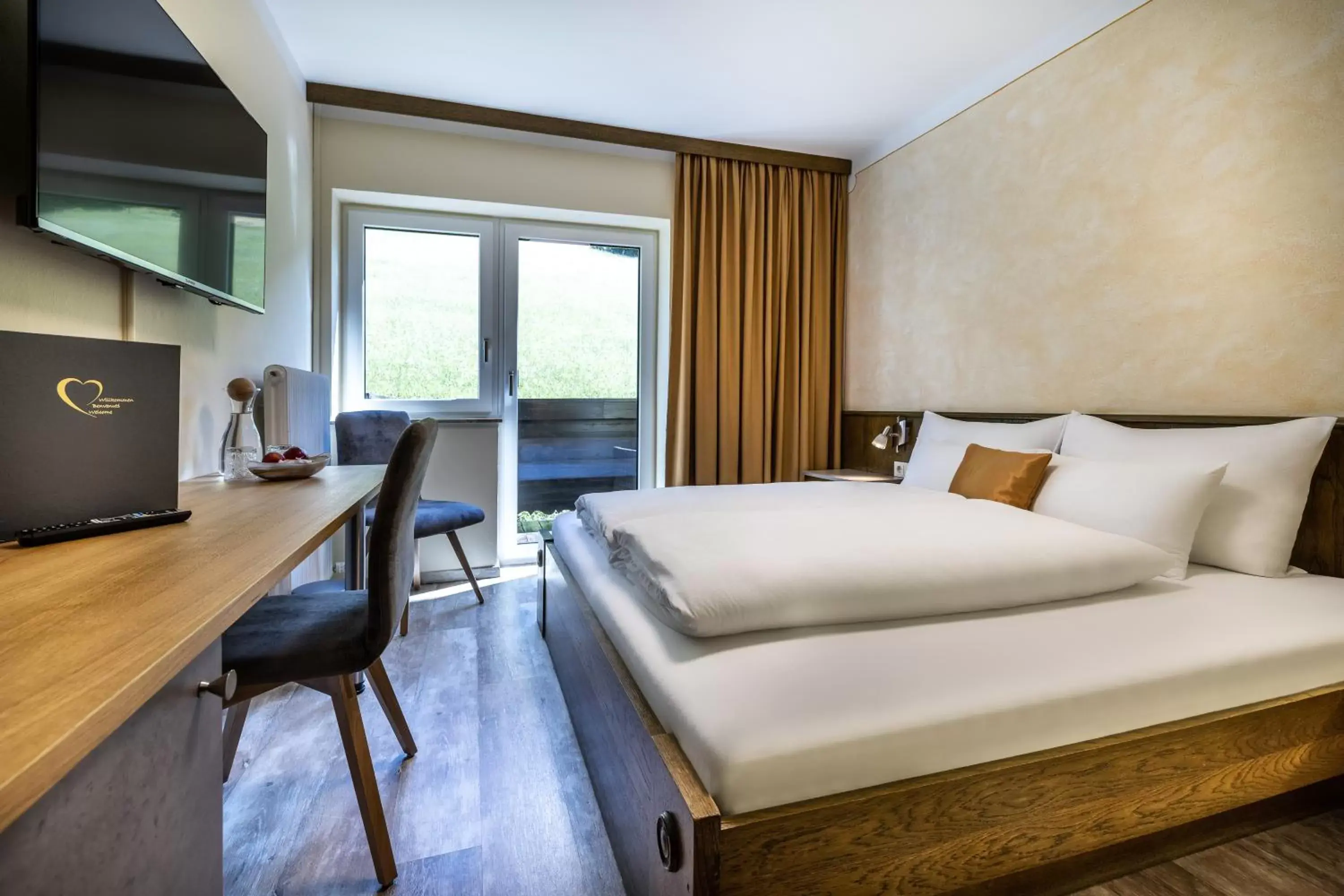 Standard Double Room with Mountain View and Balcony in Der Burgblick-Adults Only Standard Double Room with Mountain View and Balcony in Der Burgblick-Adults Only