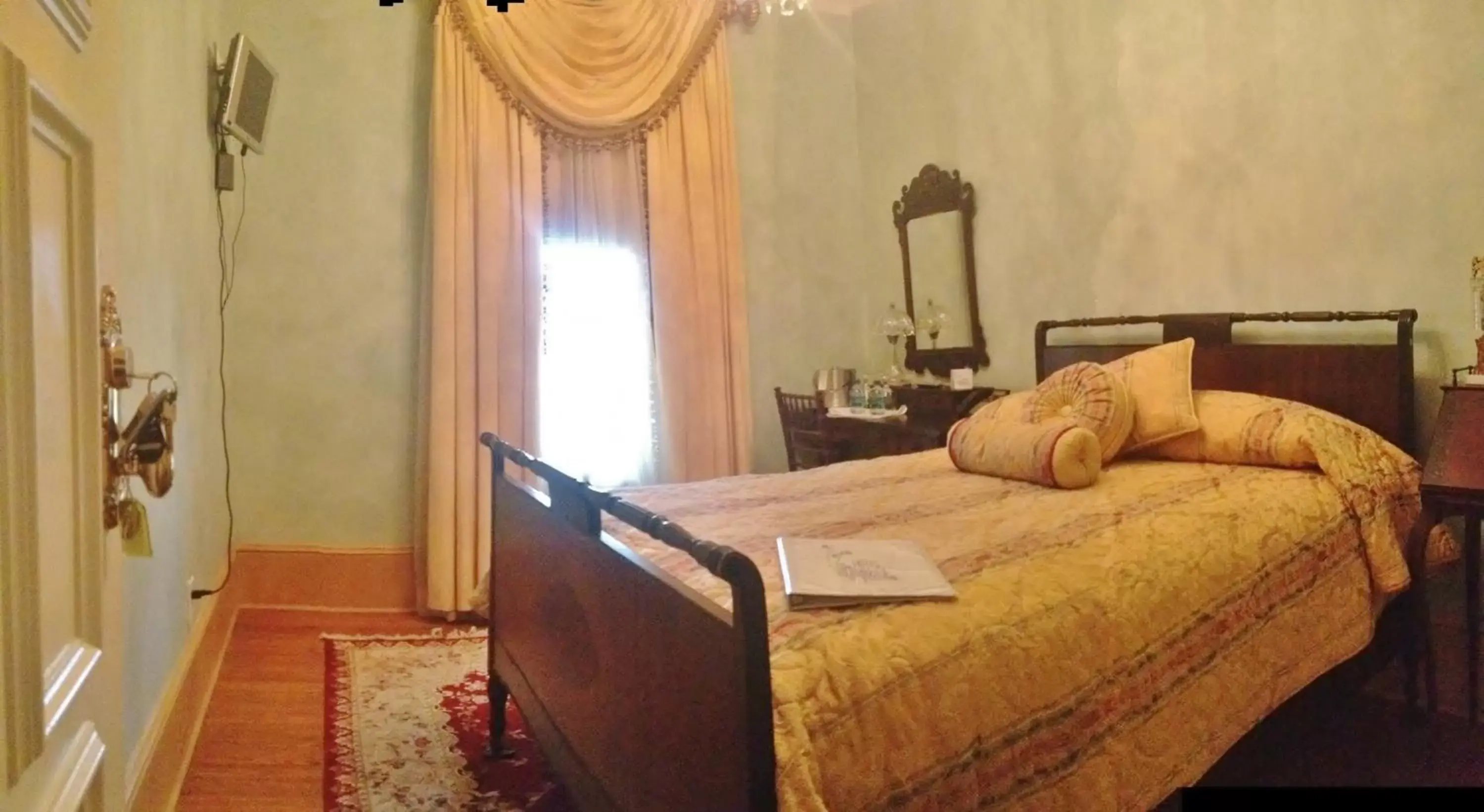 John & Marjorie Snook in The Hotel Magnolia John & Marjorie Snook in The Hotel Magnolia