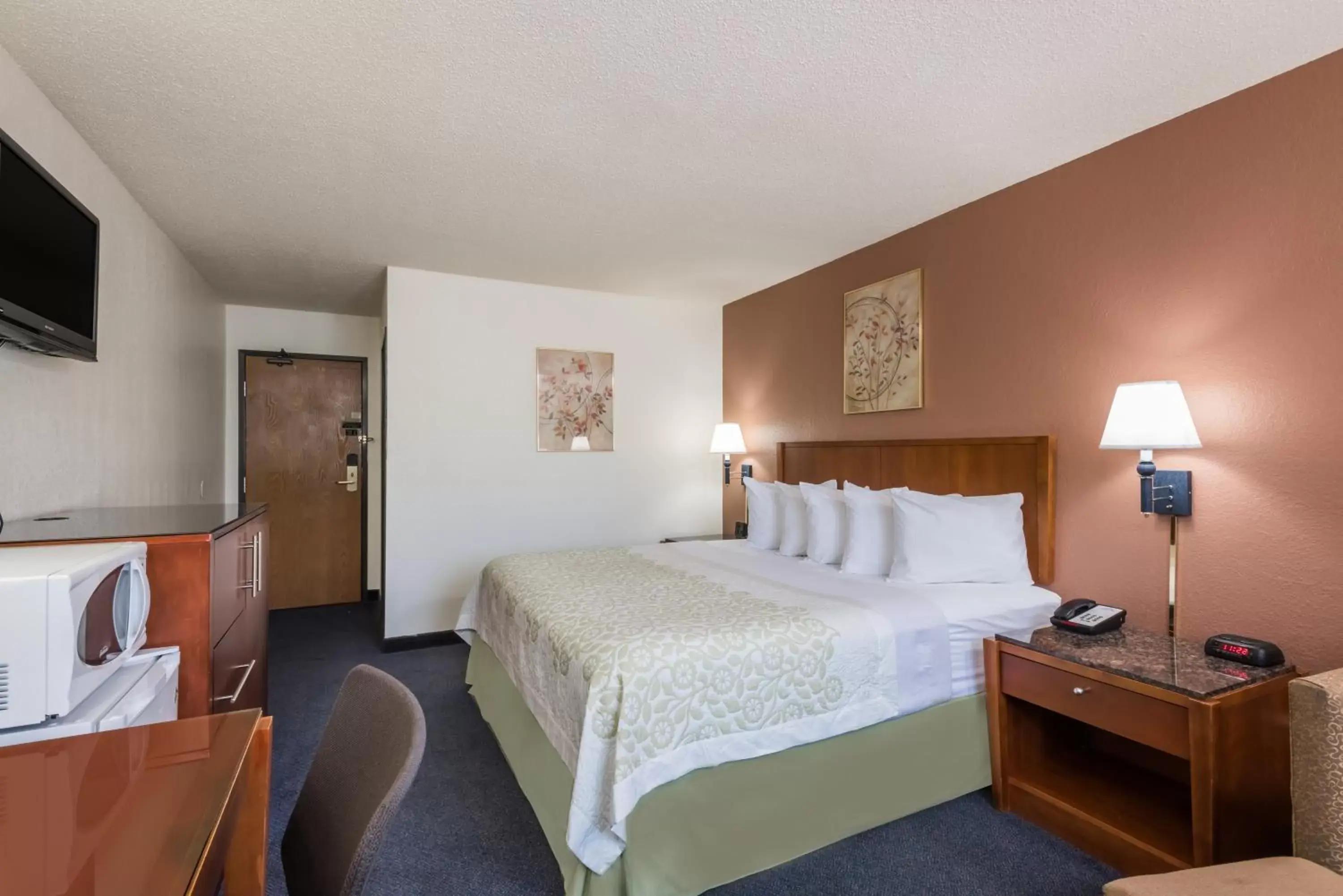 King Room - Non-Smoking in Days Inn by Wyndham Greenfield King Room - Non-Smoking in Days Inn by Wyndham Greenfield