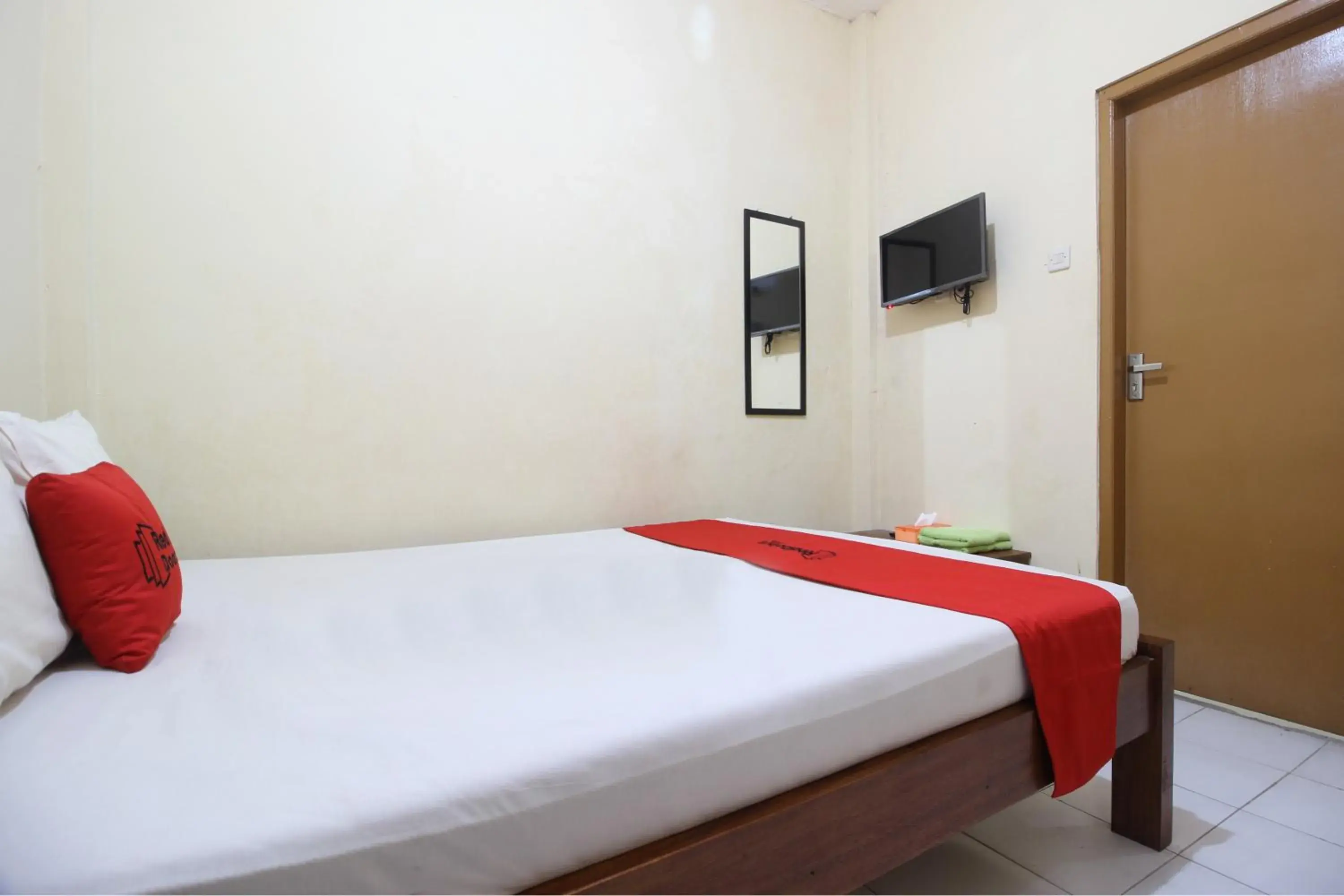 Double Room in RedDoorz @ Jalan Parangtritis Double Room in RedDoorz @ Jalan Parangtritis