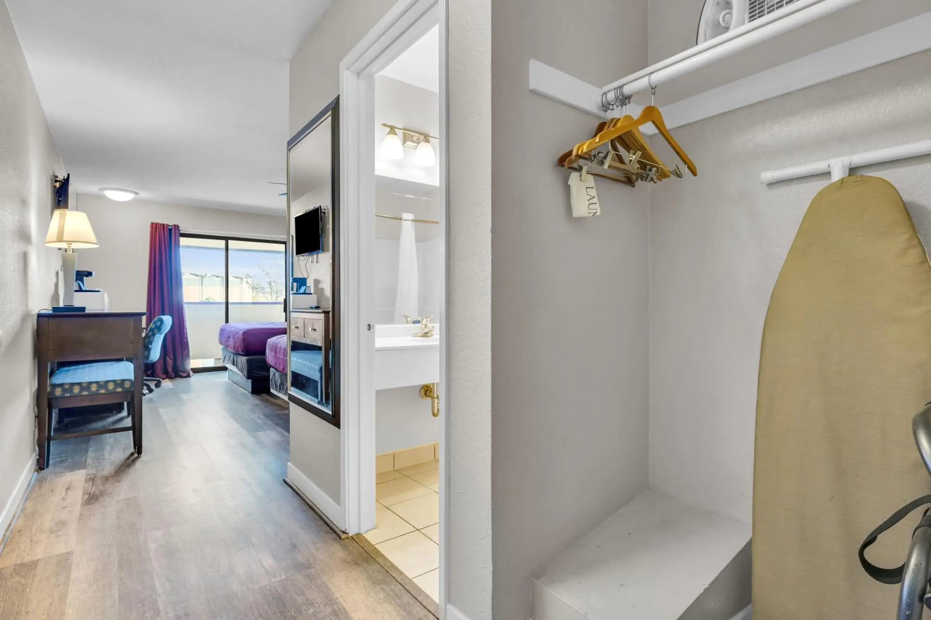 Double or Twin Room with Balcony in Bay Breeze Inn Double or Twin Room with Balcony in Bay Breeze Inn