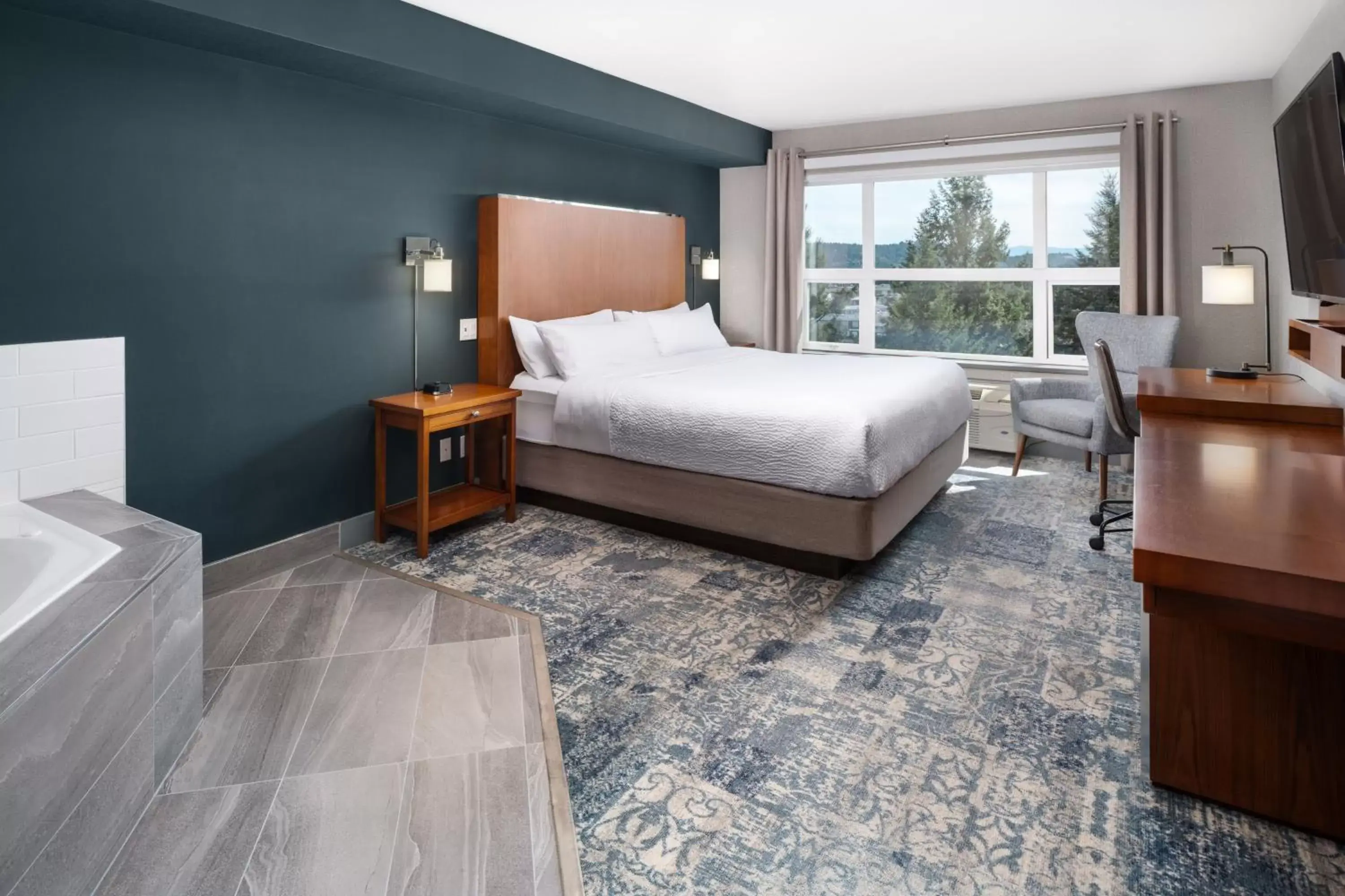 Guest room, 1 King, Whirlpool in Four Points by Sheraton Victoria Gateway Guest room, 1 King, Whirlpool in Four Points by Sheraton Victoria Gateway
