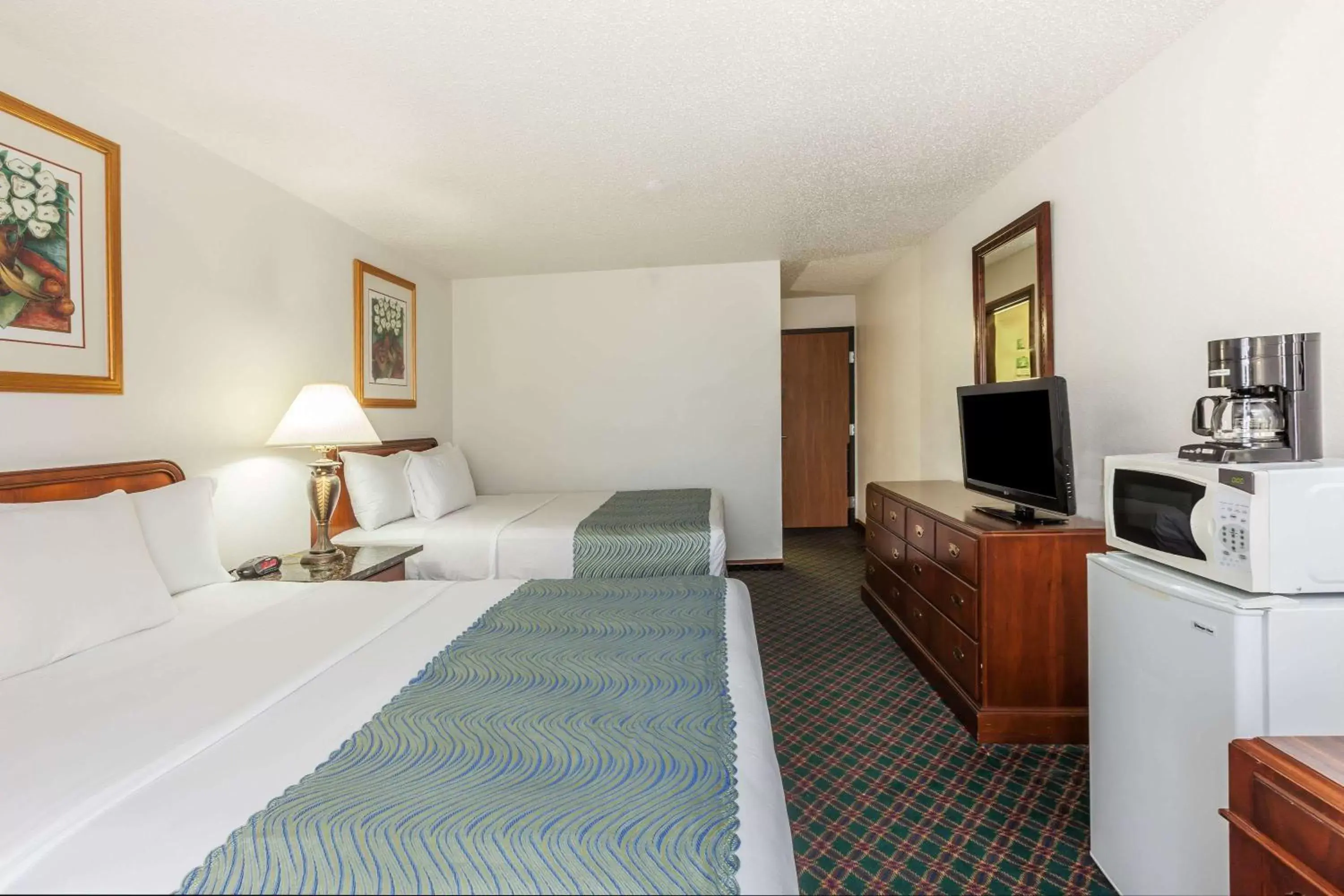 Twin Room with 2 Double Beds, Non-Smoking in Super 8 by Wyndham Irving DFW Airport/South Twin Room with 2 Double Beds, Non-Smoking in Super 8 by Wyndham Irving DFW Airport/South