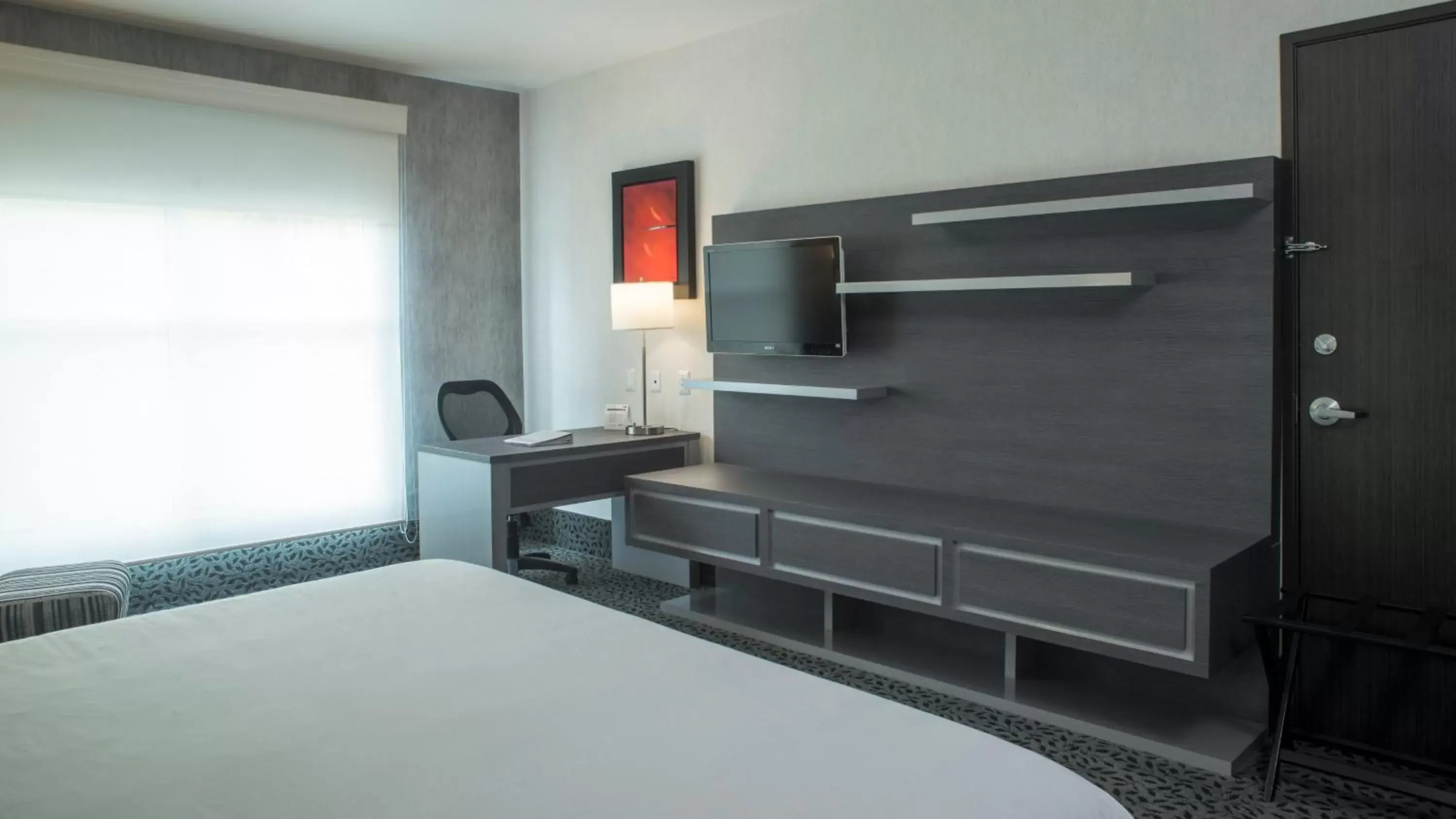 Standard King Room with Mobility Accessible Roll-In Shower in Holiday Inn Express & Suites Queretaro by IHG Standard King Room with Mobility Accessible Roll-In Shower in Holiday Inn Express & Suites Queretaro by IHG