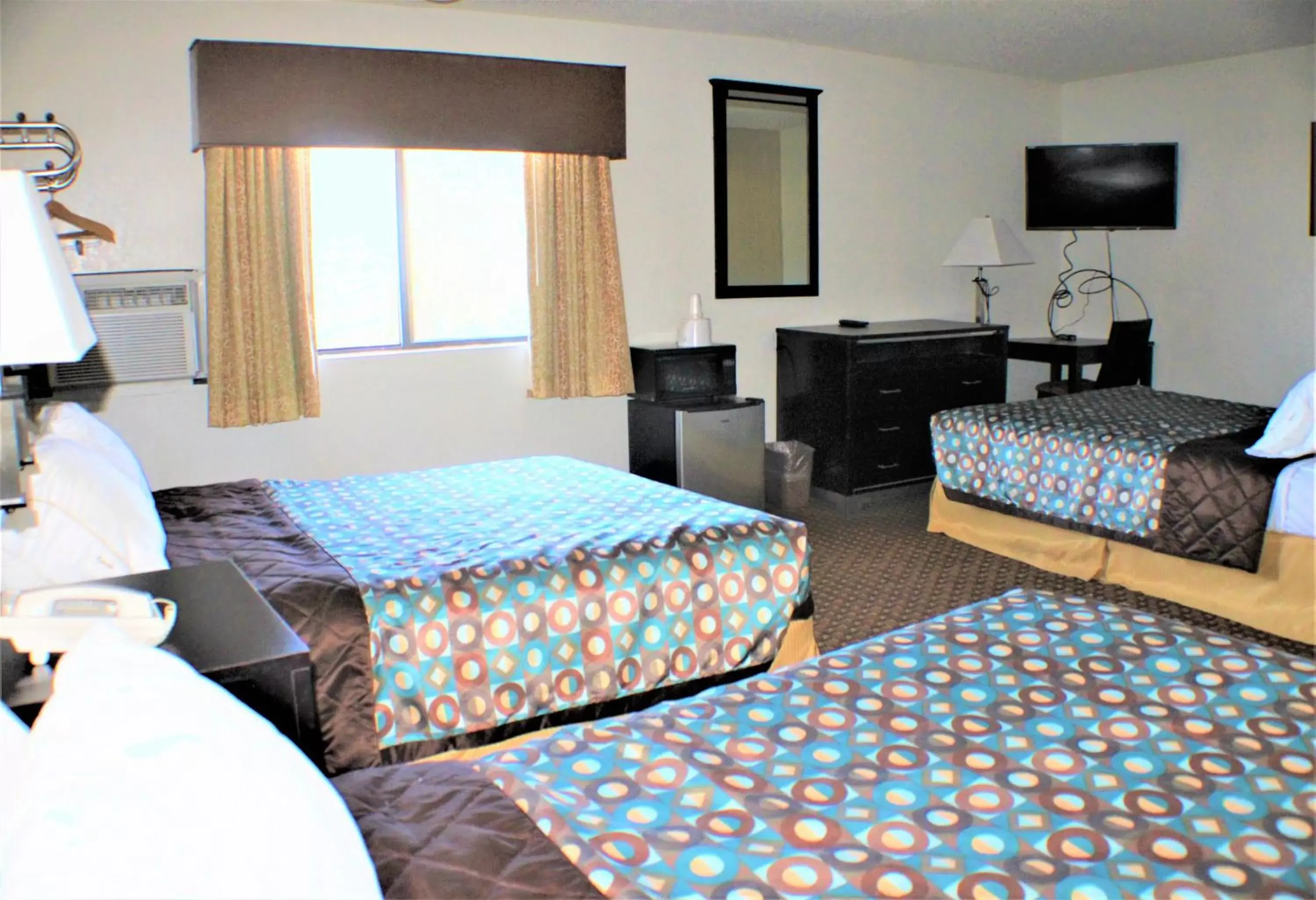 Superior Queen Room with Three Queen Beds - Non-Smoking in Knights Inn Payson Superior Queen Room with Three Queen Beds - Non-Smoking in Knights Inn Payson