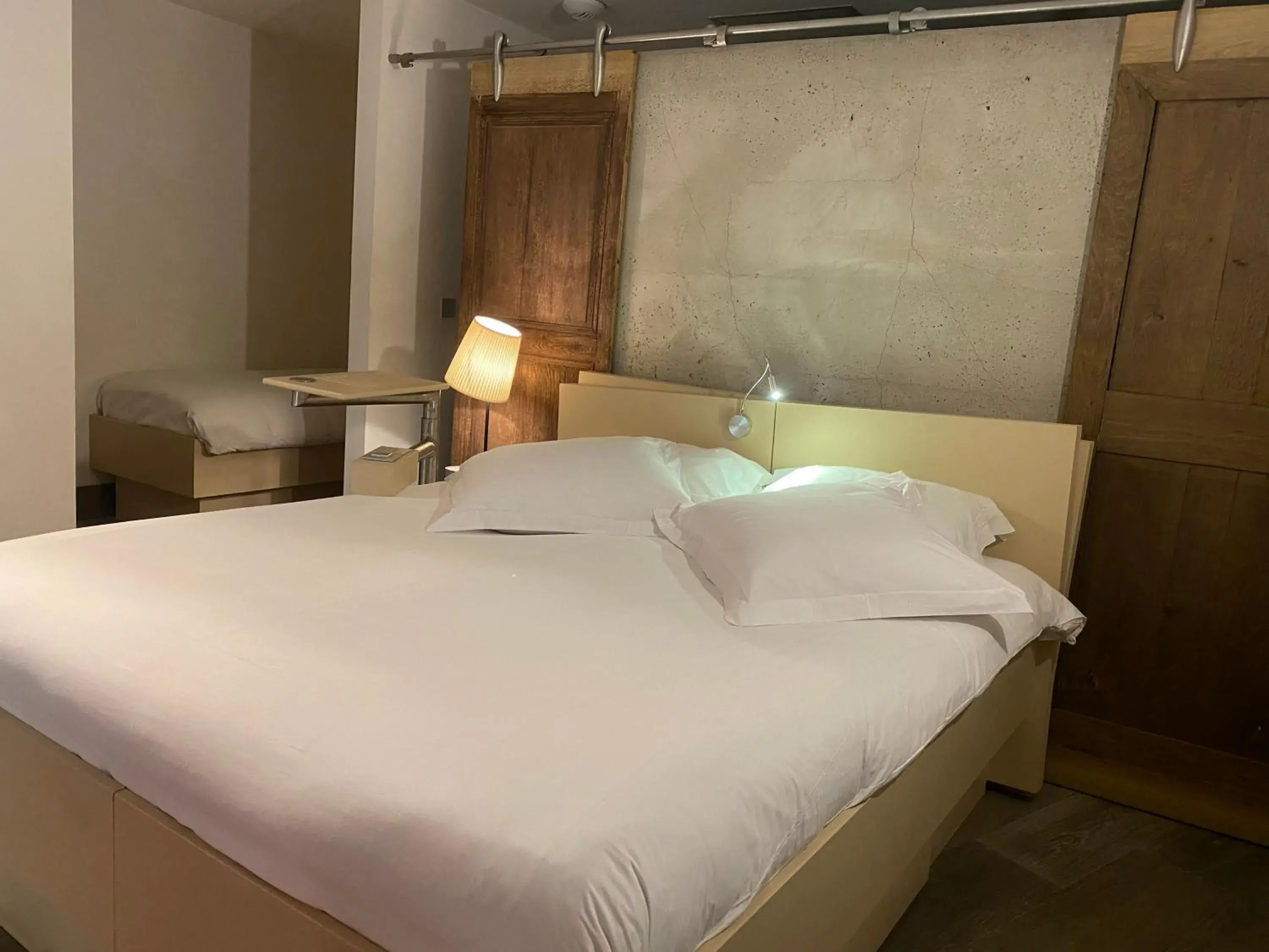 Triple Room with Bath in Hôtel Le Dormeur du Val Triple Room with Bath in Hôtel Le Dormeur du Val