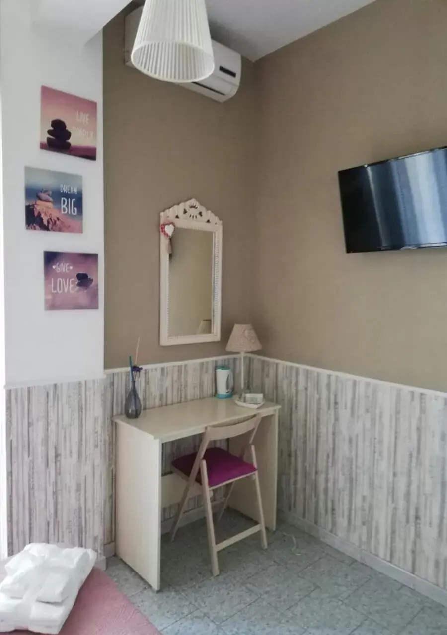 Deluxe Double Room with Balcony in B&B Sweet Home Two Steps From The Ruins... Deluxe Double Room with Balcony in B&B Sweet Home Two Steps From The Ruins...