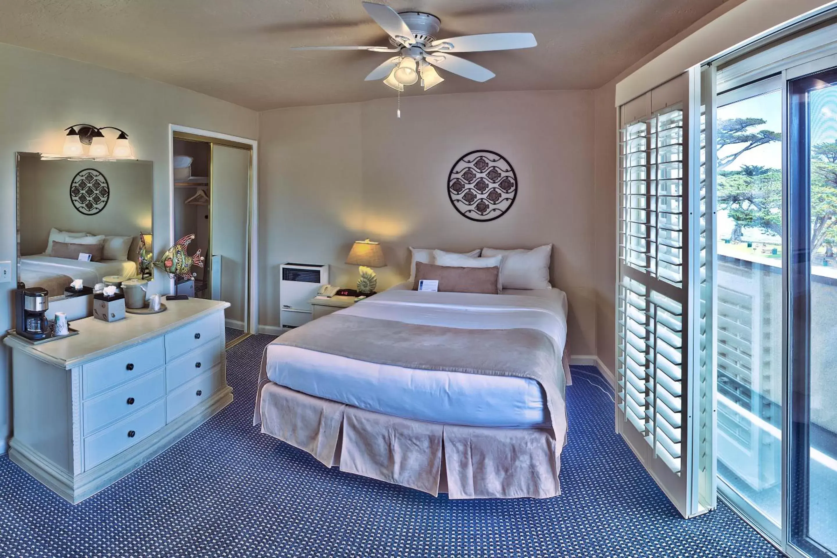 Queen Room with Balcony in Lovers Point Inn Queen Room with Balcony in Lovers Point Inn