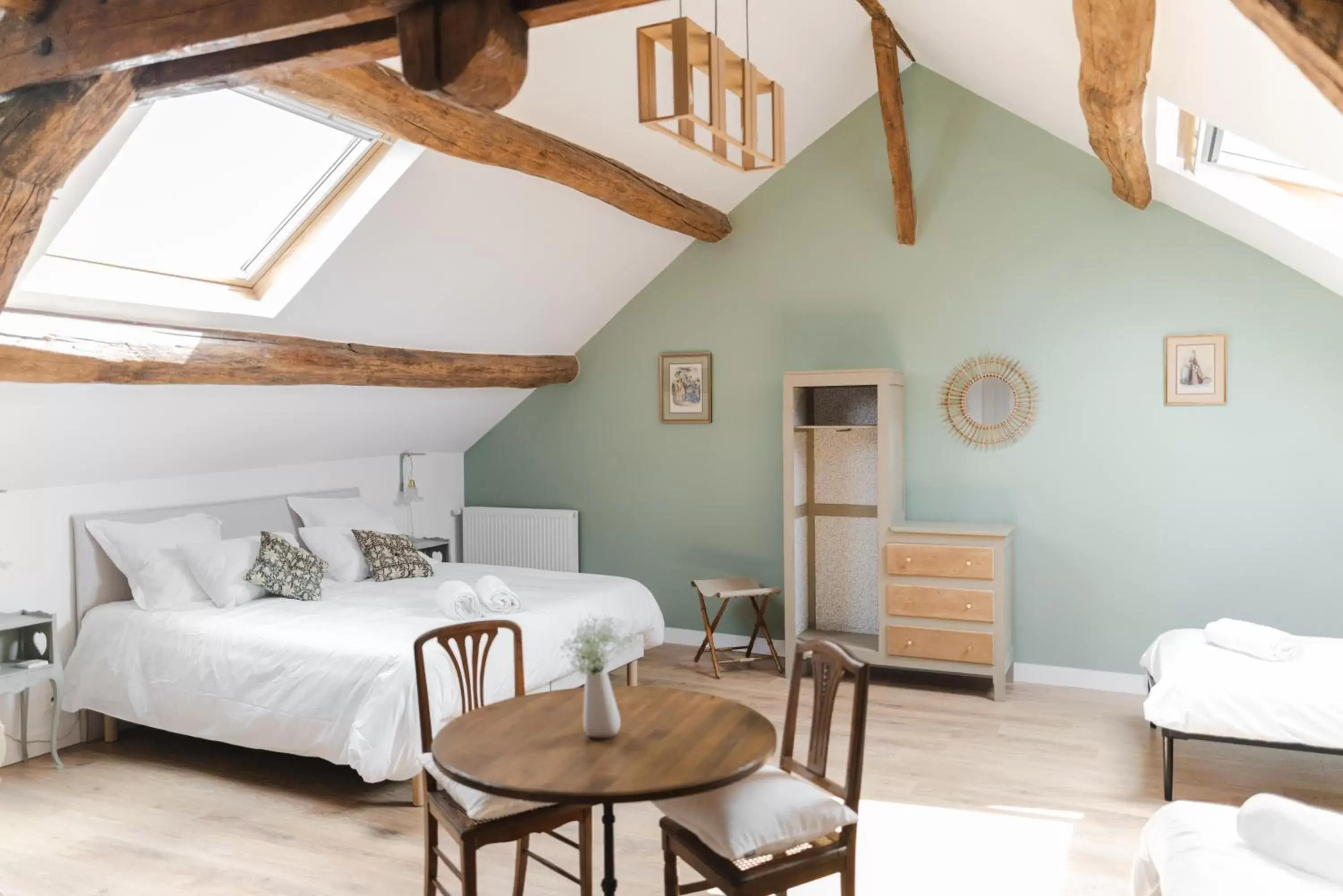 Quadruple Room with Private Bathroom in Domaine de Jouarre Quadruple Room with Private Bathroom in Domaine de Jouarre