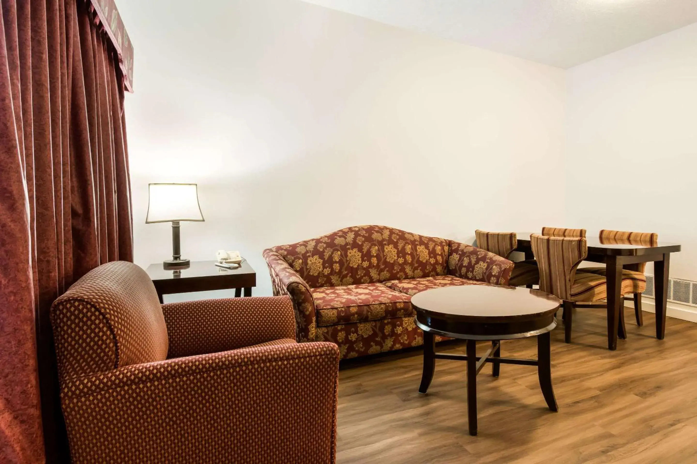 One-Bedroom King Suite with Sofa Bed - Non-Smoking in Econo Lodge Inn & Suites Lake Harmony - Pocono Mountains Area One-Bedroom King Suite with Sofa Bed - Non-Smoking in Econo Lodge Inn & Suites Lake Harmony - Pocono Mountains Area