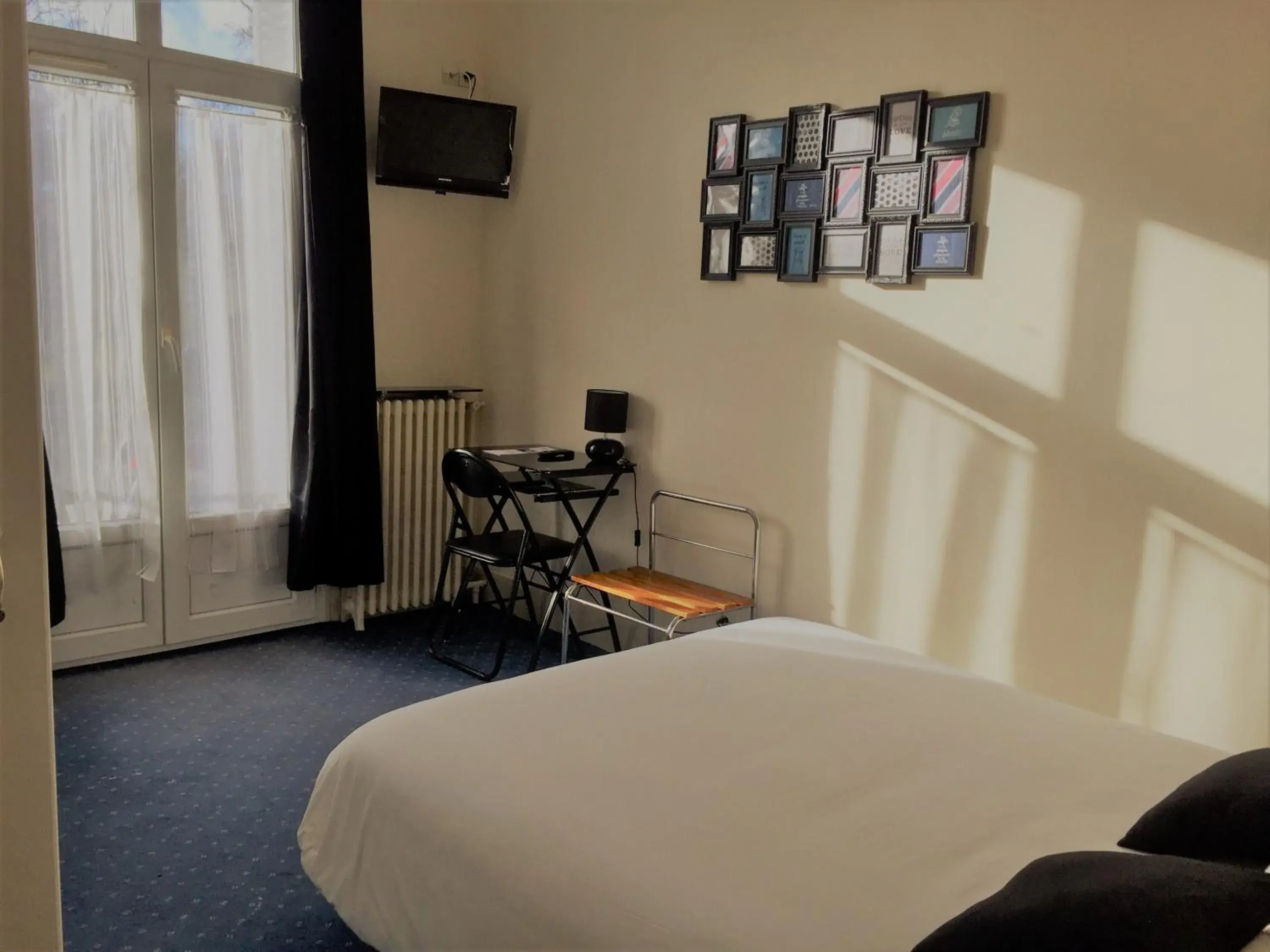 Small Single Room in Hôtel Villa Du Parc Small Single Room in Hôtel Villa Du Parc