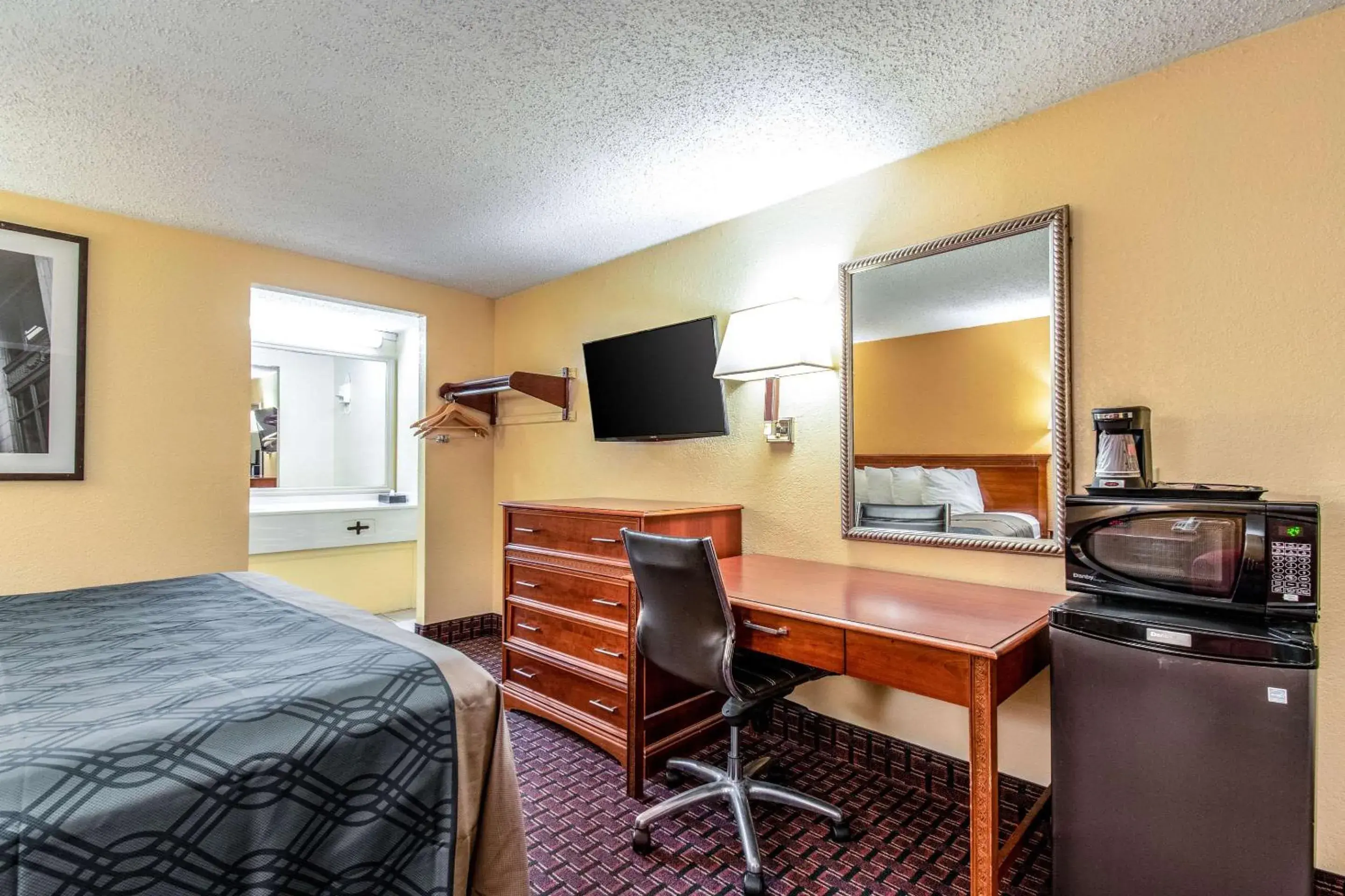 Queen Room - Accessible/Nonsmoking in Rodeway Inn Queen Room - Accessible/Nonsmoking in Rodeway Inn