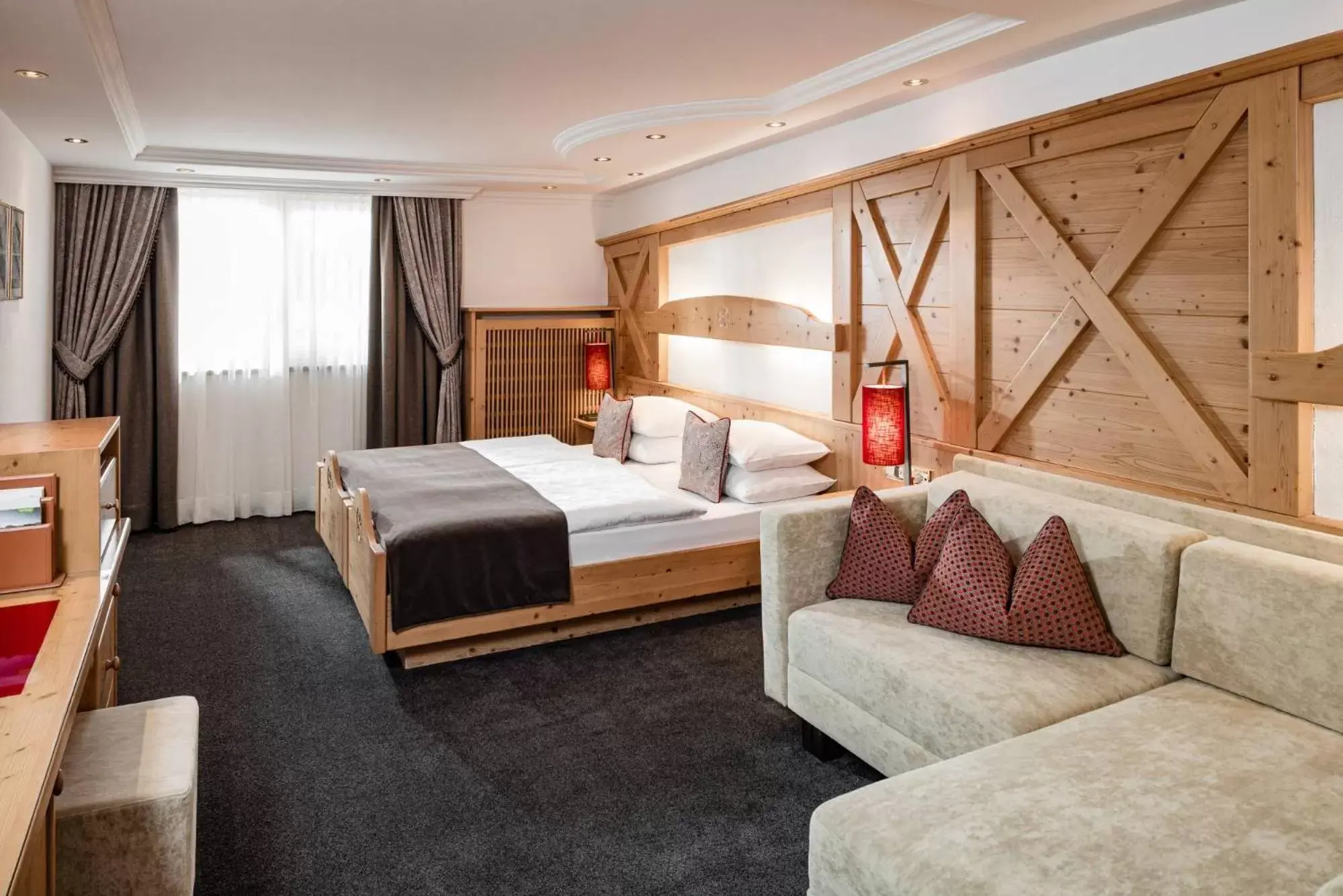 Deluxe Double Room in Hotel Alpenroyal - The Leading Hotels of the World Deluxe Double Room in Hotel Alpenroyal - The Leading Hotels of the World
