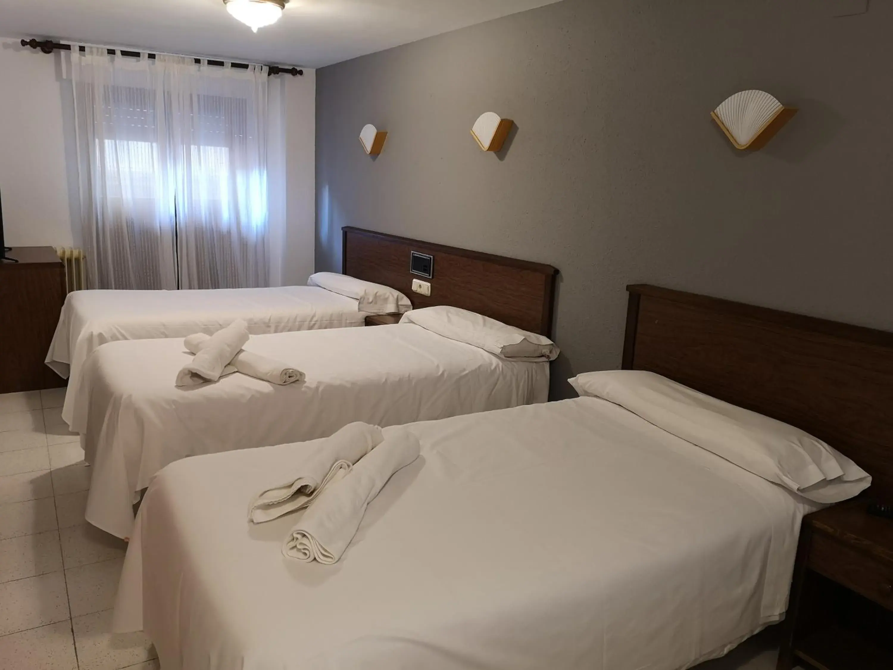 Triple Room in Ciudad de Jaca Triple Room in Ciudad de Jaca