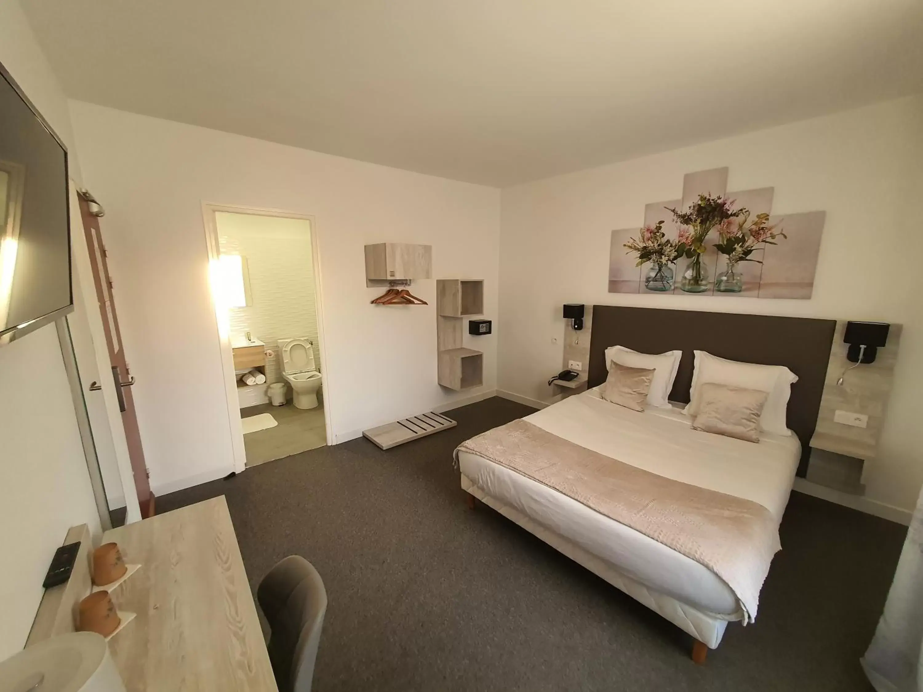 Superior Double Room in Hôtel L'Alsace Superior Double Room in Hôtel L'Alsace