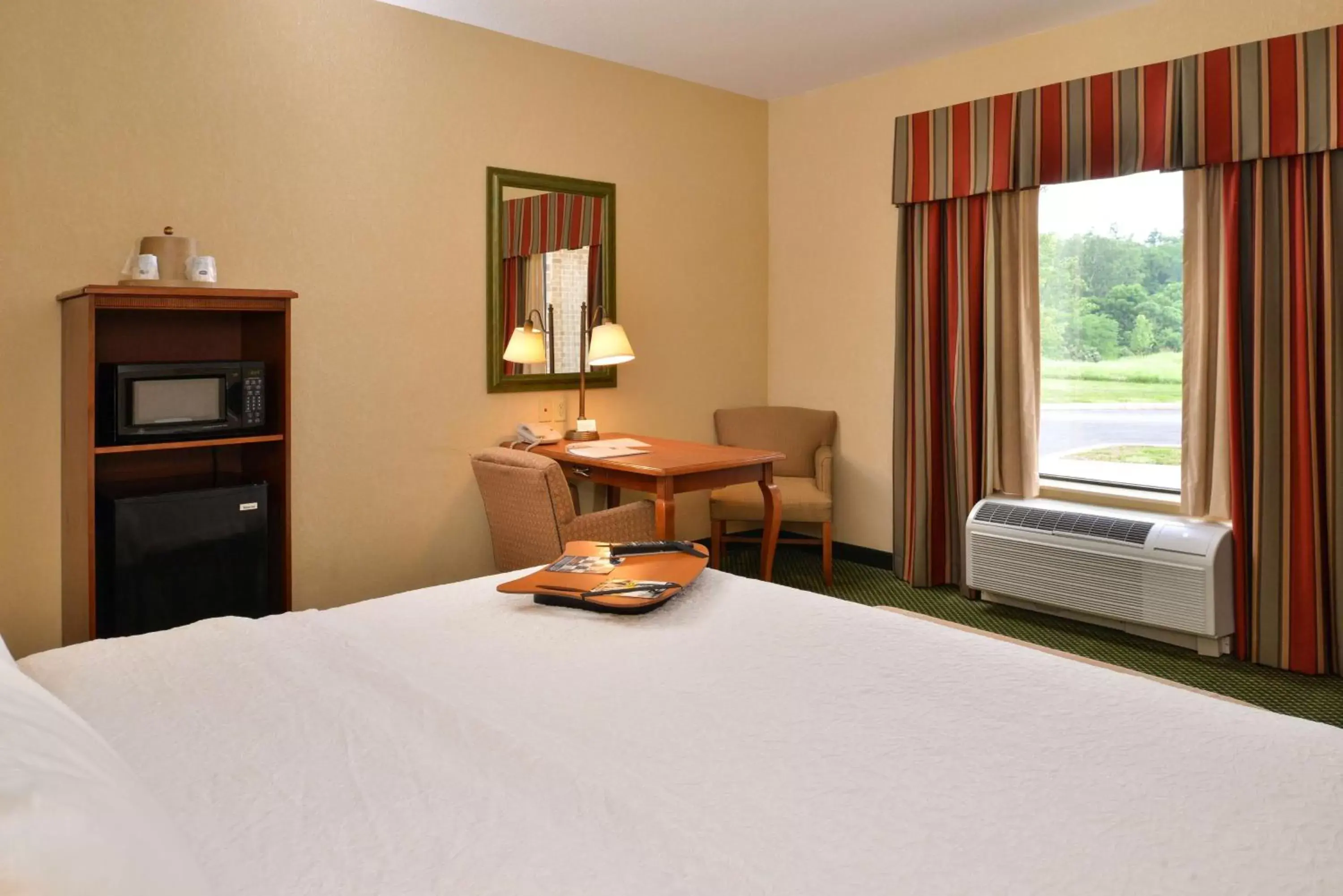 King Room - Hearing Accessible with Bath Tub/Non-Smoking in Hampton Inn & Suites St. Louis - Edwardsville King Room - Hearing Accessible with Bath Tub/Non-Smoking in Hampton Inn & Suites St. Louis - Edwardsville