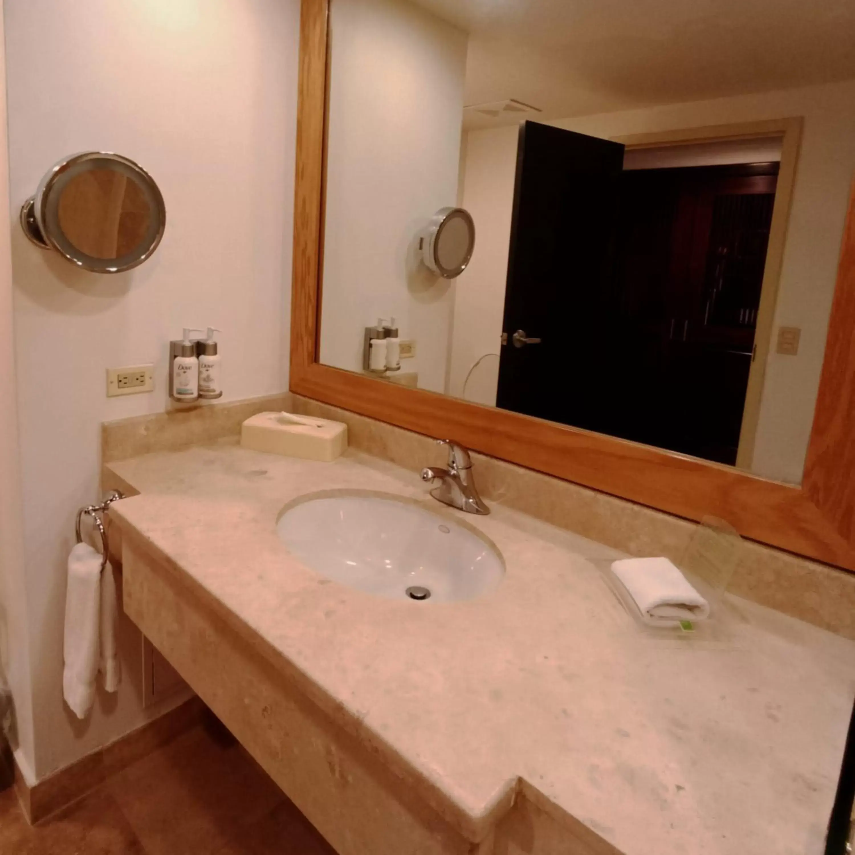 Standard King Room in Holiday Inn Monterrey Valle by IHG Standard King Room in Holiday Inn Monterrey Valle by IHG