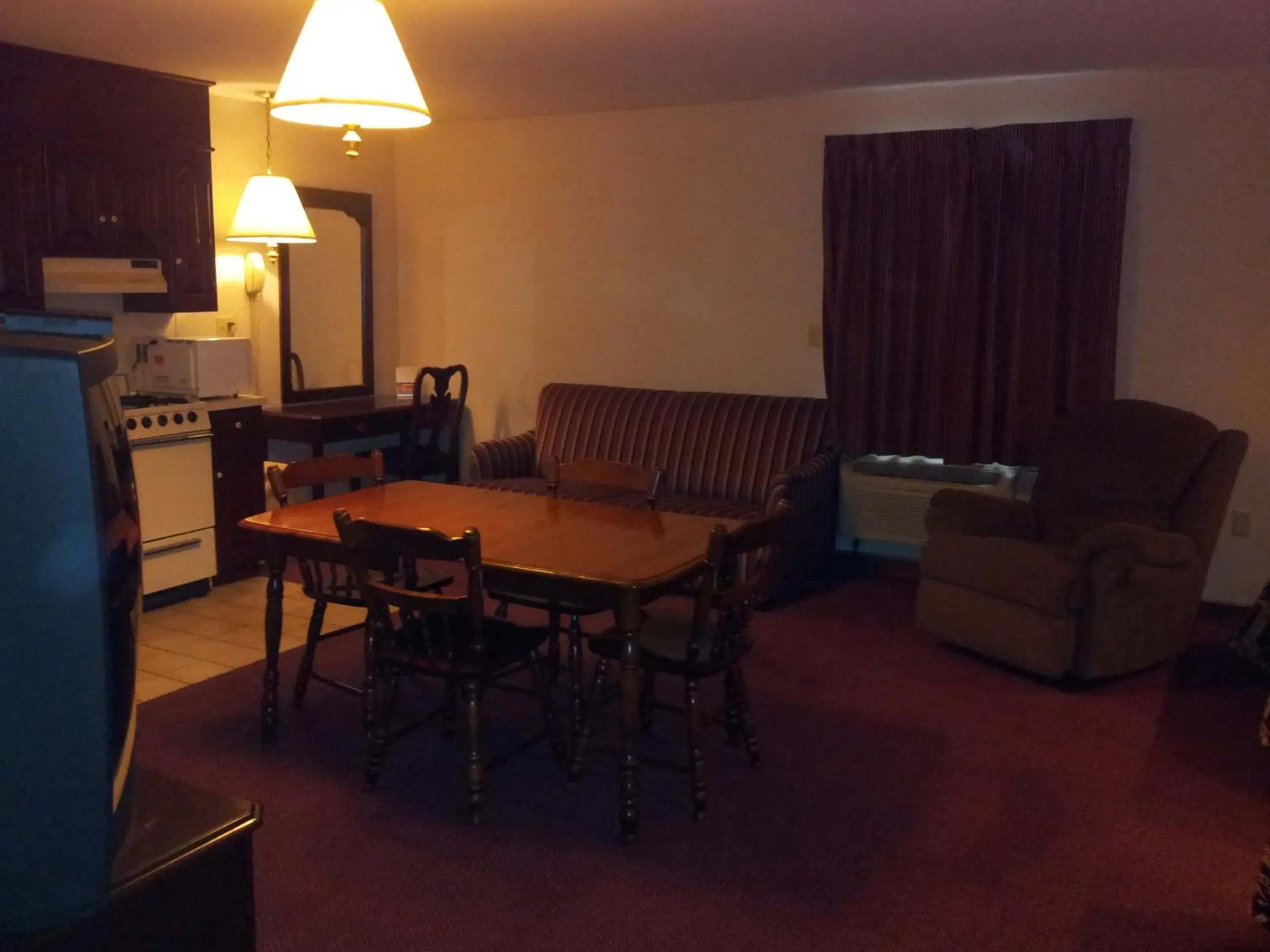 Queen Suite in Classic Inn Lancaster Queen Suite in Classic Inn Lancaster