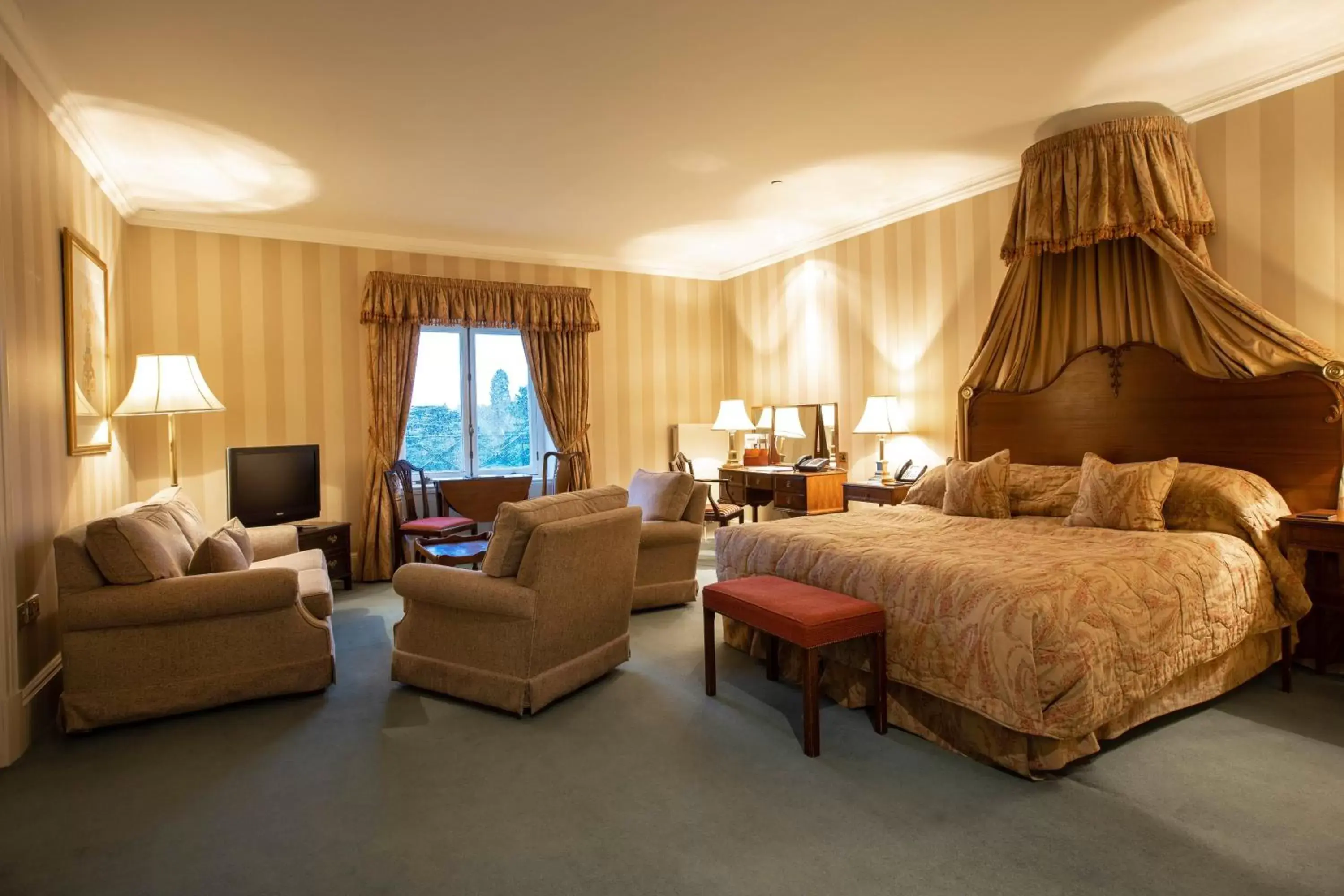 Mansion Junior Suite in Luton Hoo Hotel, Golf and Spa Mansion Junior Suite in Luton Hoo Hotel, Golf and Spa