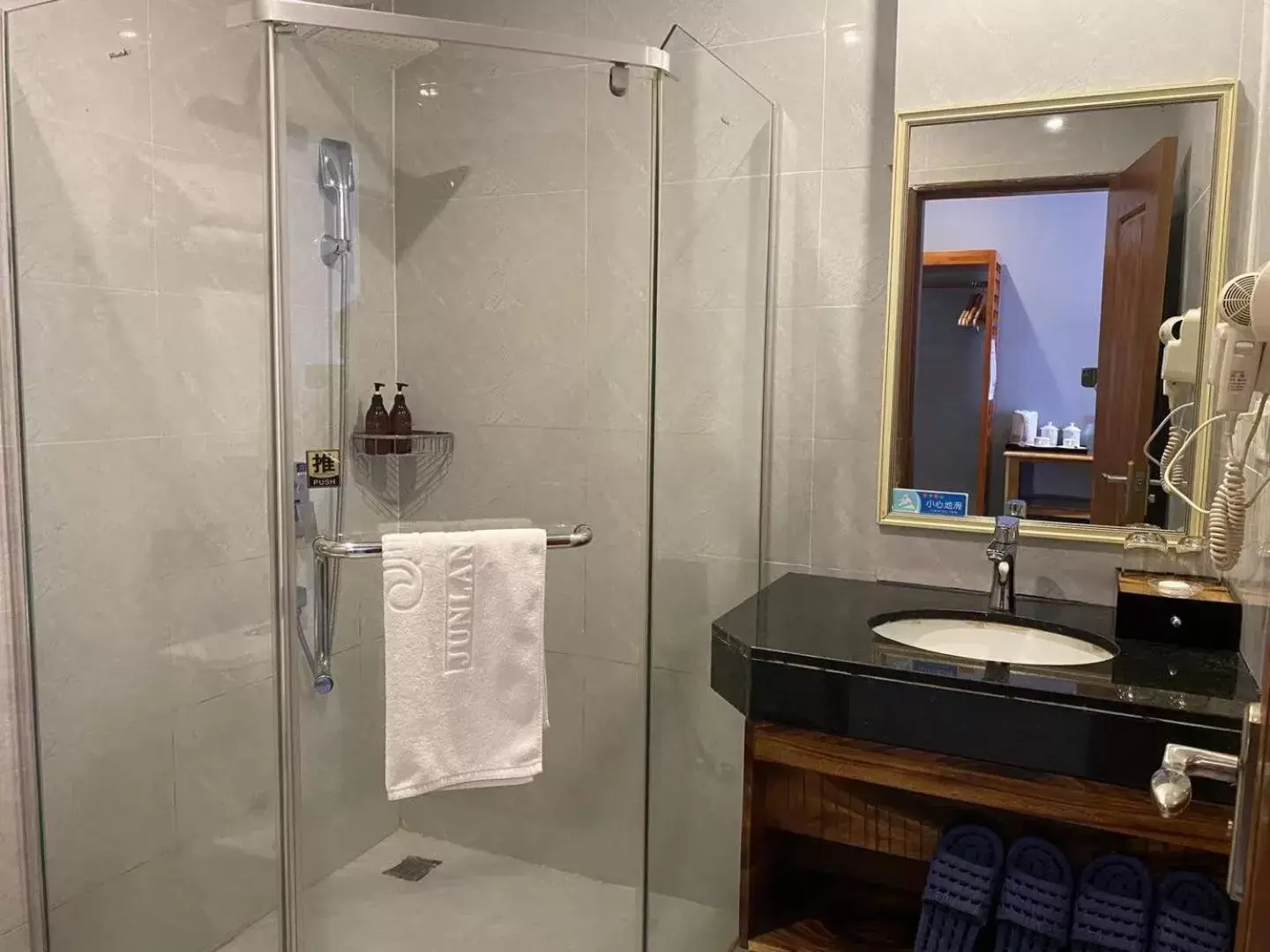 Business Double Room with Gym Access in Junlan Hotel Business Double Room with Gym Access in Junlan Hotel