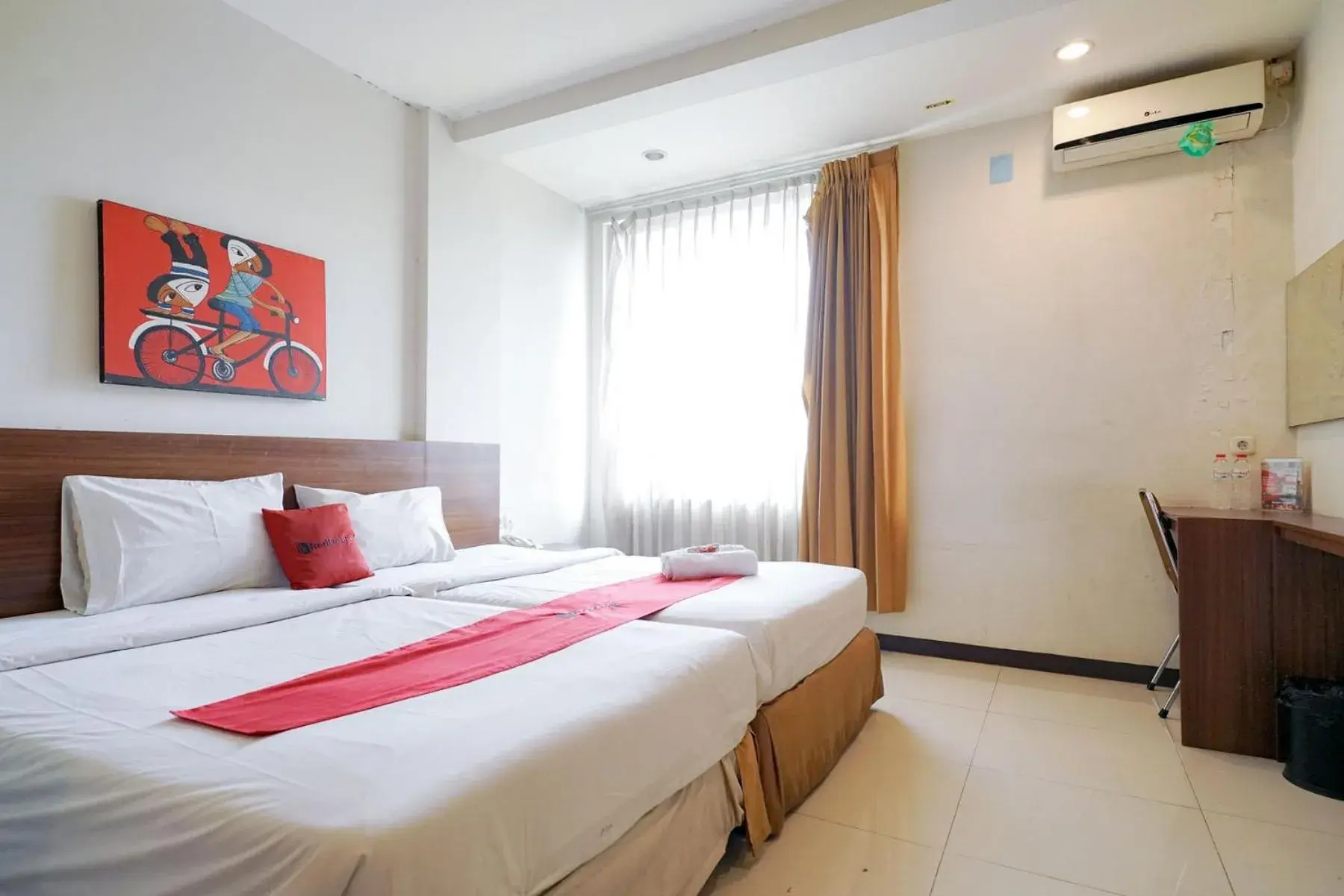 Double Room in RedDoorz Near Braga Street Double Room in RedDoorz Near Braga Street