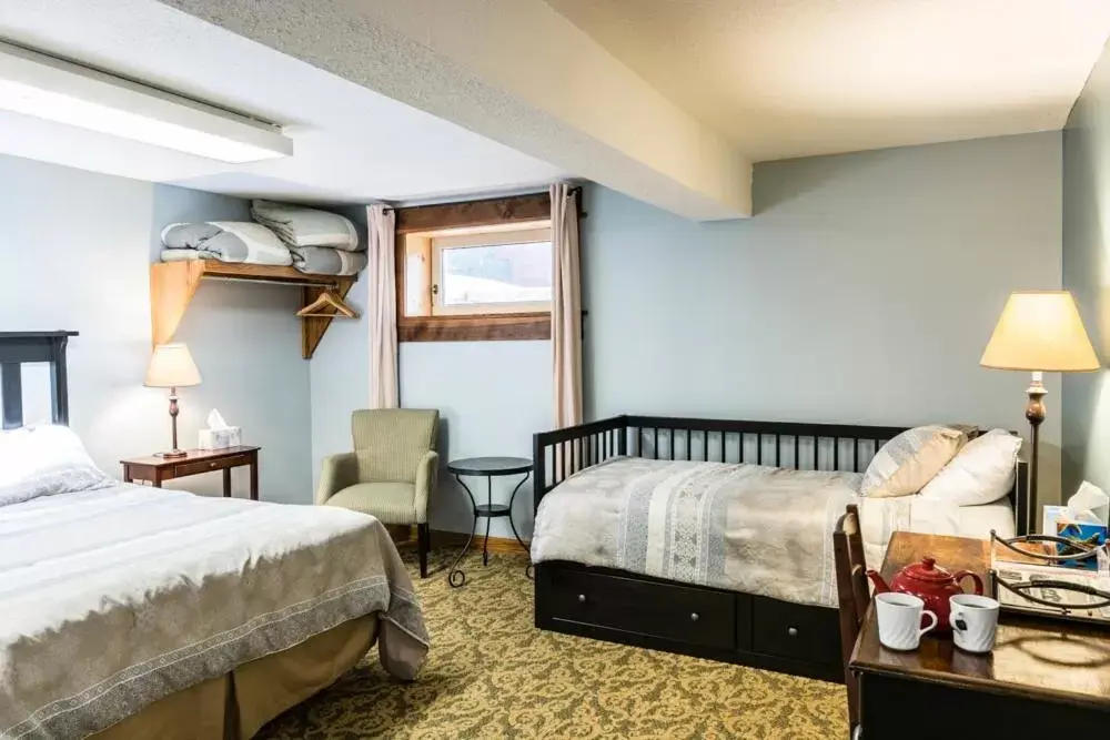 Queen Room with Two Queen Beds in Rustlers Lodge Queen Room with Two Queen Beds in Rustlers Lodge