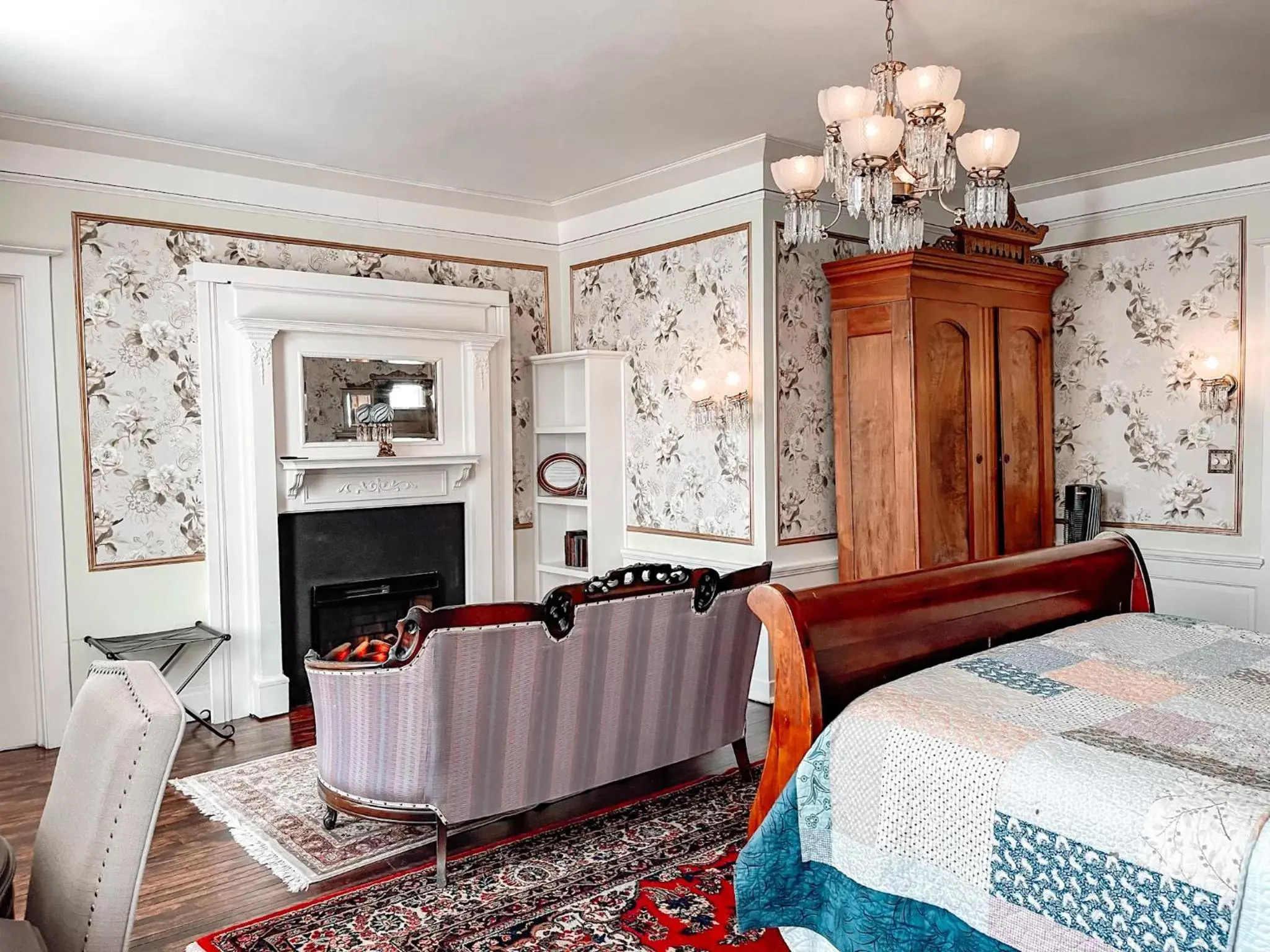 Superior Queen Room in 300 Clifton Superior Queen Room in 300 Clifton