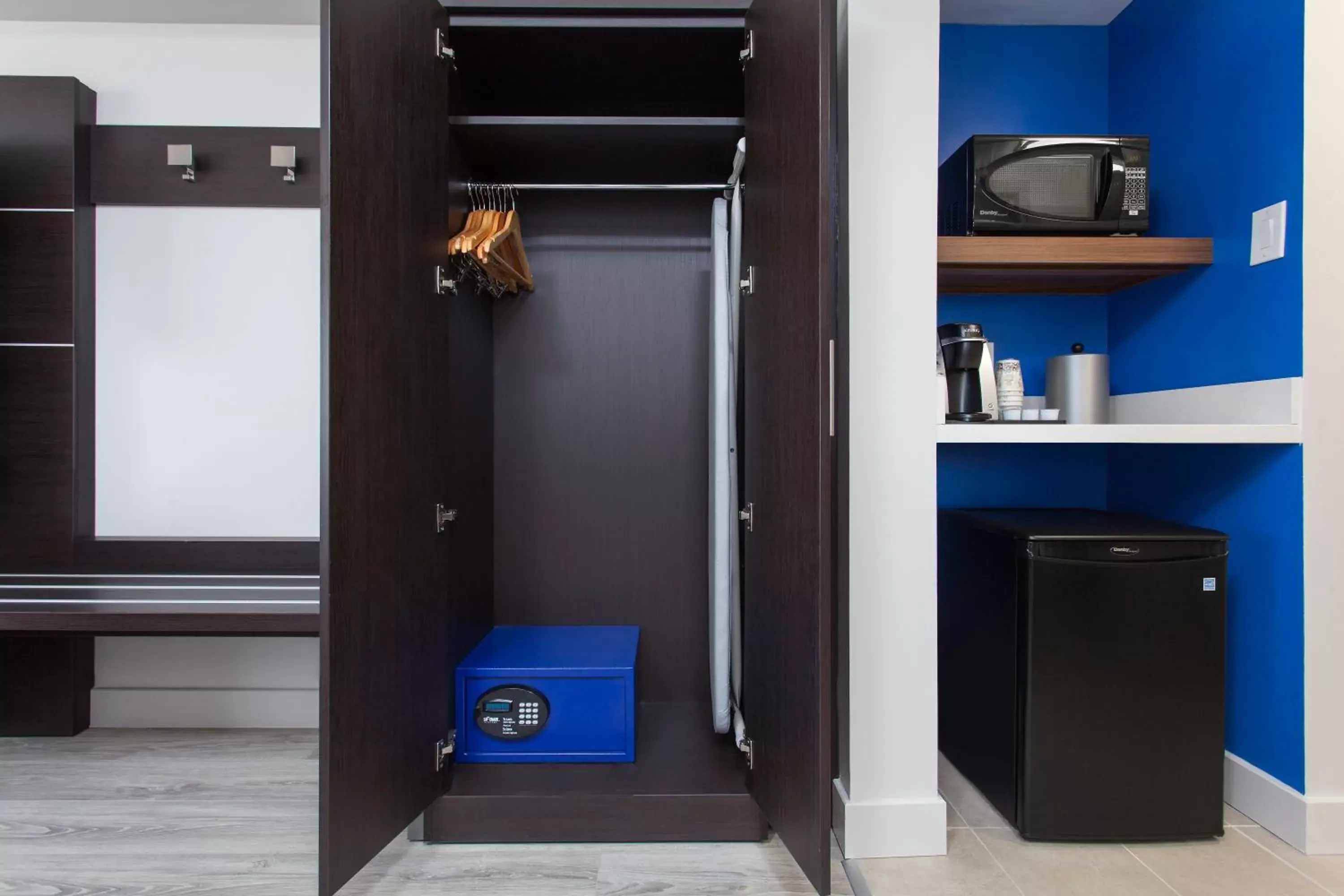 Queen Suite Whirlpool - Non-Smoking in Holiday Inn Express & Suites Mississauga-Toronto Southwest by IHG Queen Suite Whirlpool - Non-Smoking in Holiday Inn Express & Suites Mississauga-Toronto Southwest by IHG