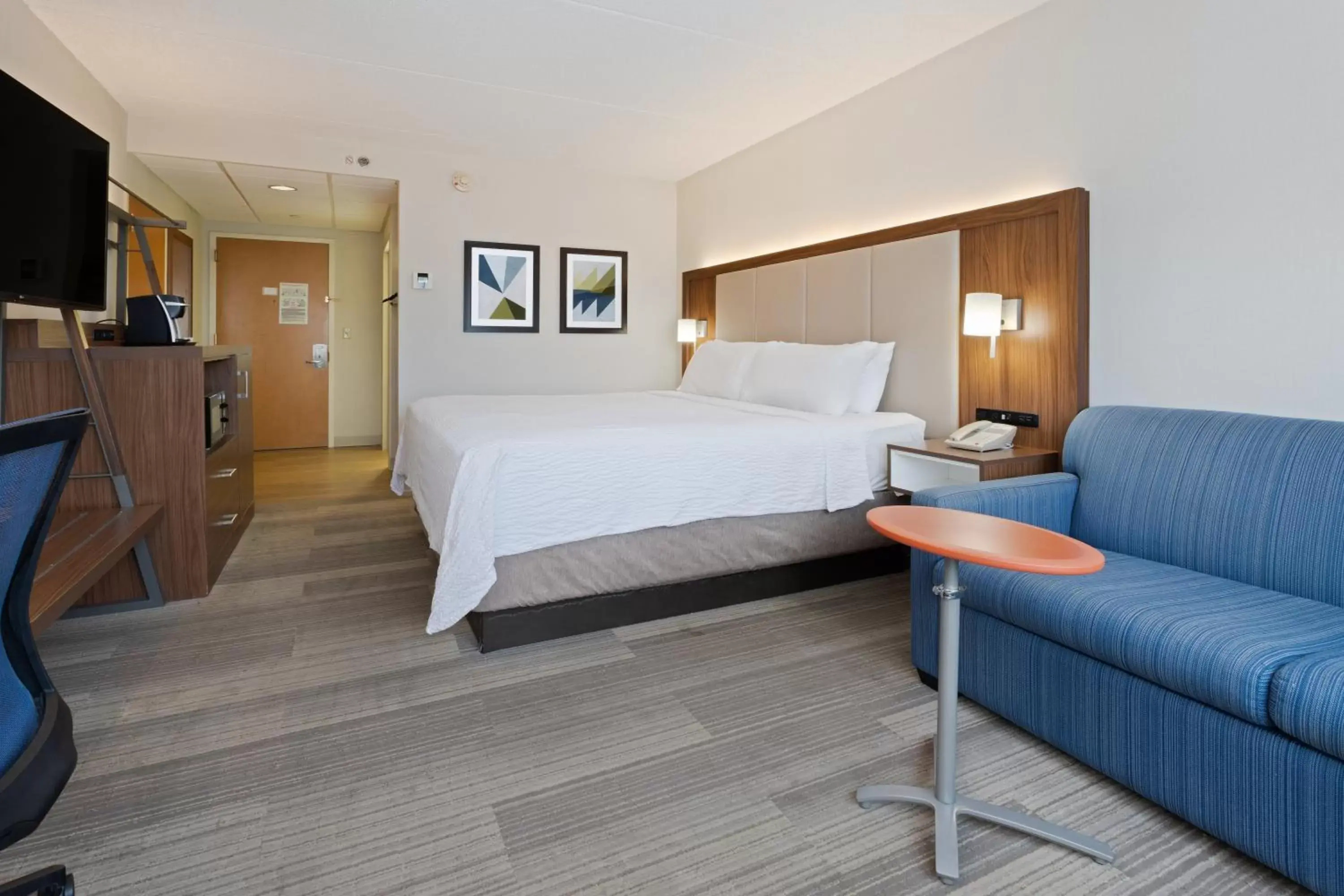 Standard King Room with Sofa Bed and Tub - Mobility Accessible in Holiday Inn Express Hauppauge-Long Island by IHG Standard King Room with Sofa Bed and Tub - Mobility Accessible in Holiday Inn Express Hauppauge-Long Island by IHG