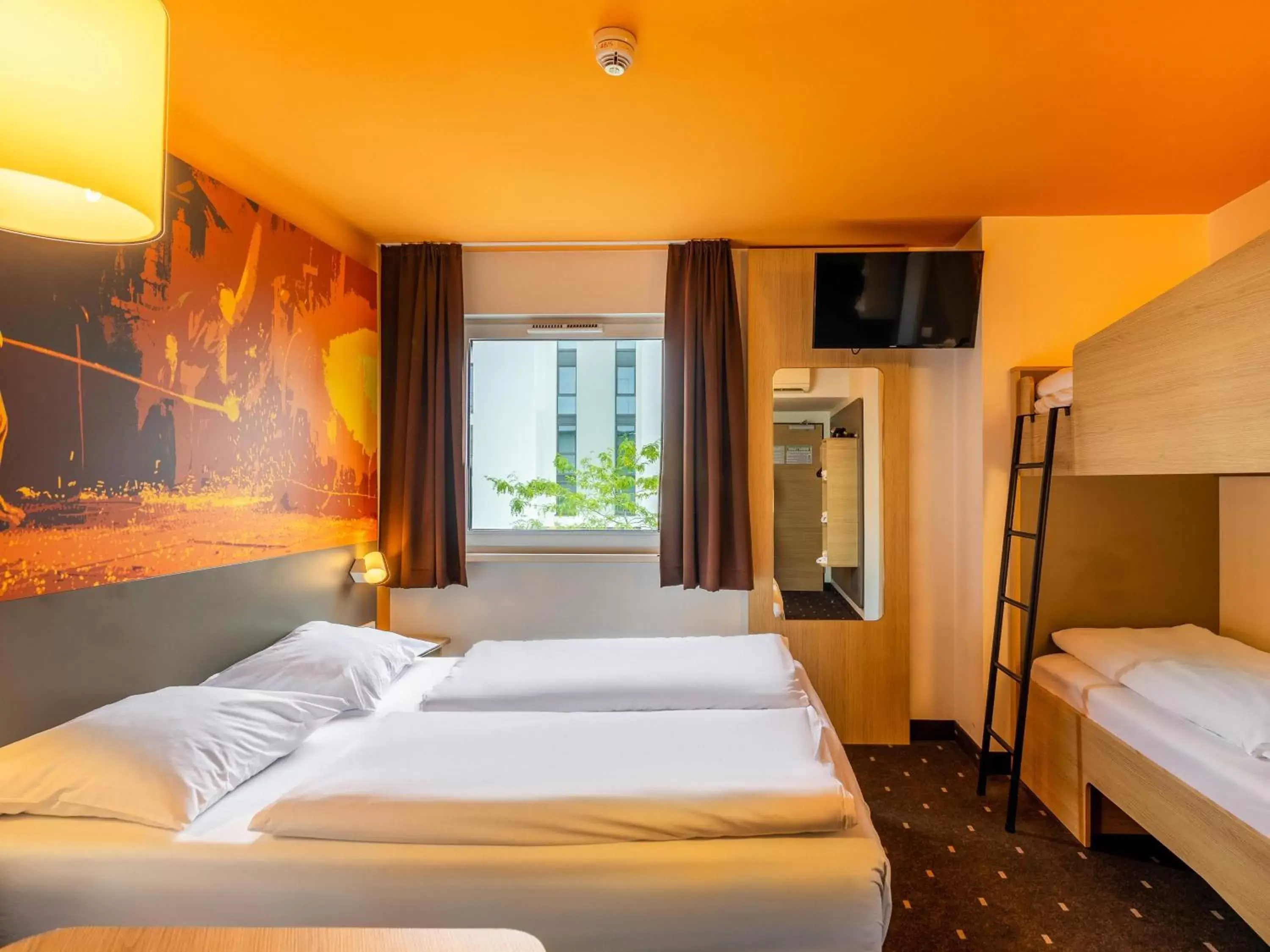 Family Room (3 Adults + 1 Child) in B&B Hotel Essen Family Room (3 Adults + 1 Child) in B&B Hotel Essen