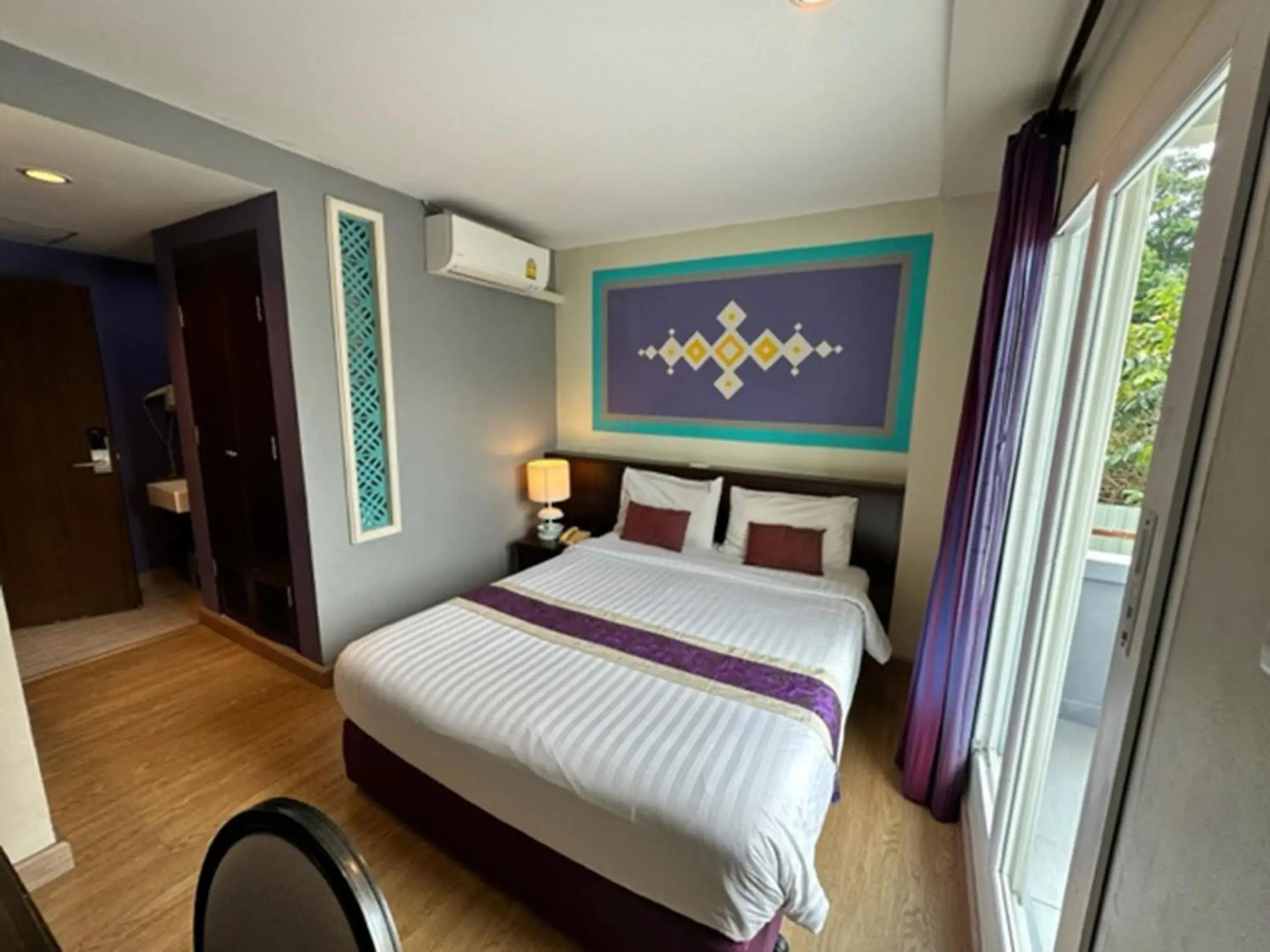 Superior Double Room with Balcony in Sawasdee Hotel @ Sukhumvit Soi 8 Superior Double Room with Balcony in Sawasdee Hotel @ Sukhumvit Soi 8