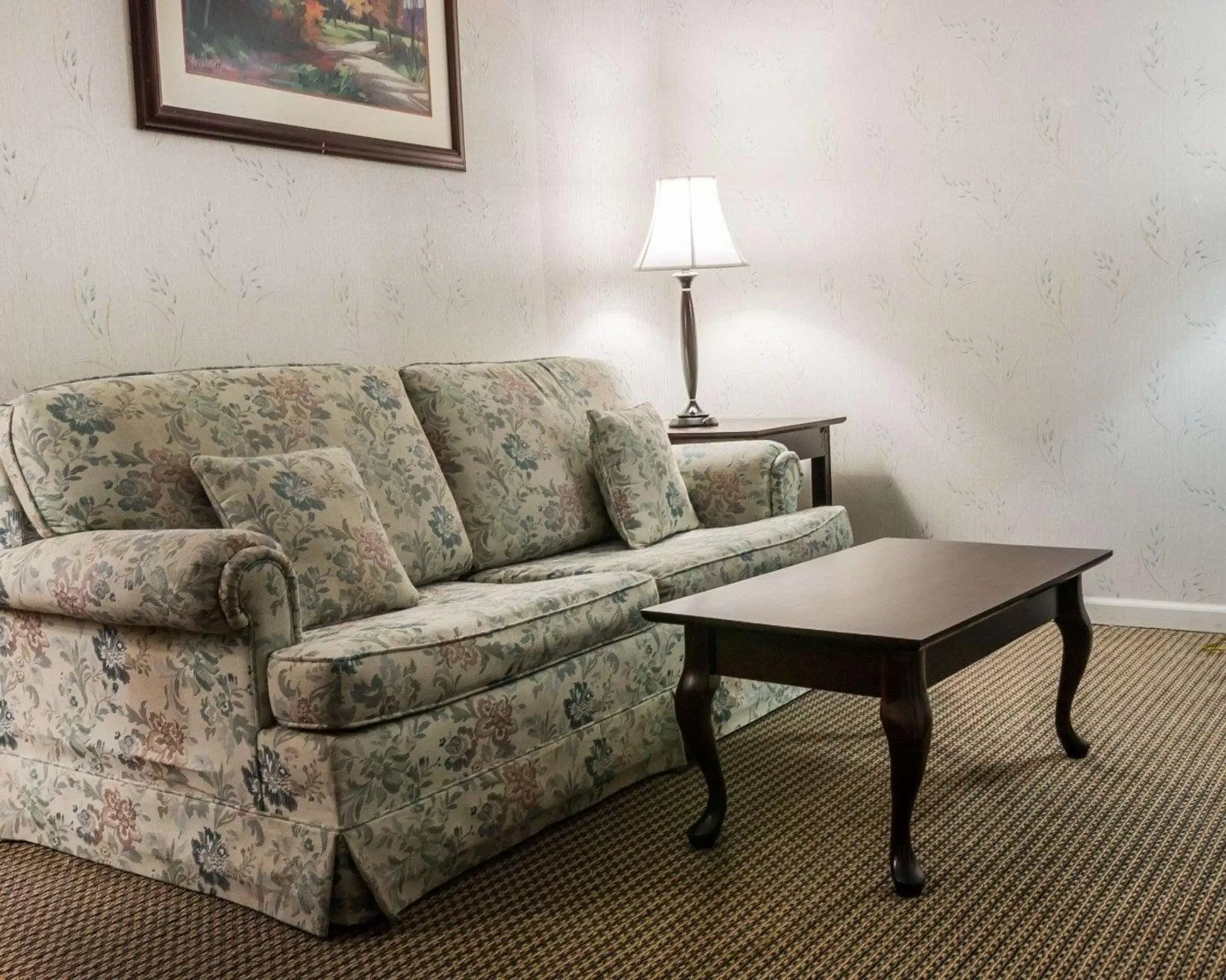 Queen Suite in Econo Lodge & Suites Grand Rapids Airport Queen Suite in Econo Lodge & Suites Grand Rapids Airport